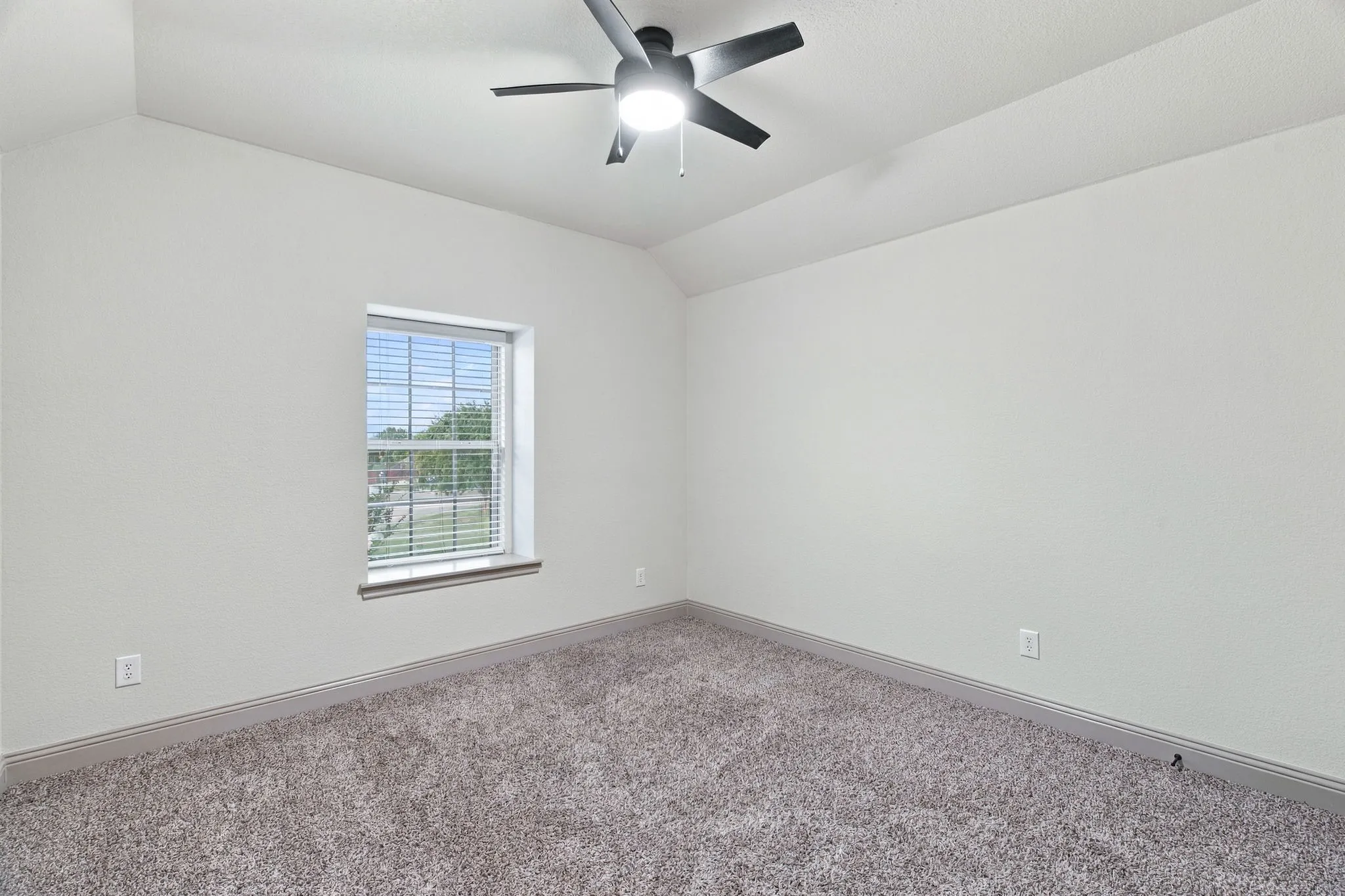 BEDROOM UPSTAIRS FAN AND GREAT CLOSE SPACE