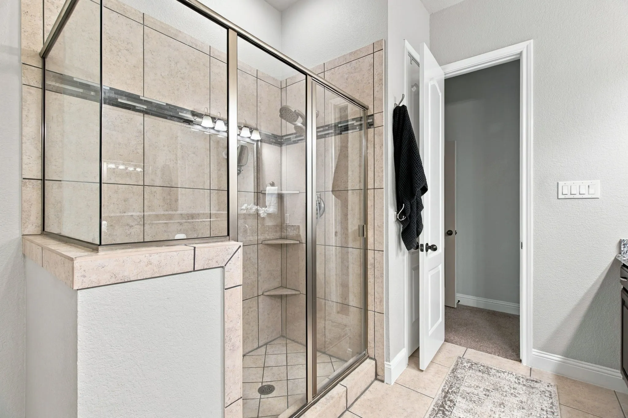 SHOWER AND WALK IN CLOSET WILL NOT DISSAPPOINT