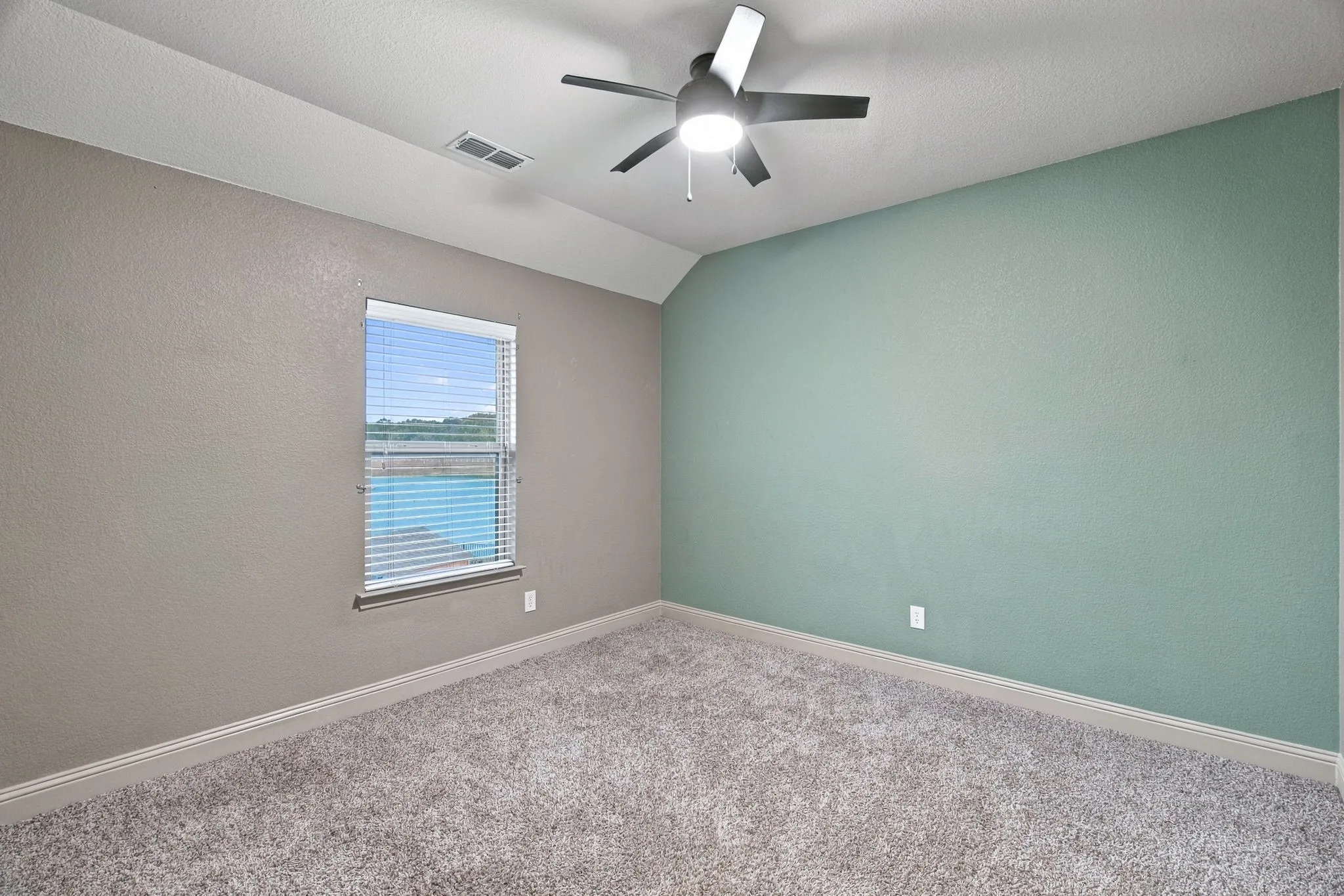 BEDROOM UPSTAIRS FAN AND GREAT CLOSE SPACE