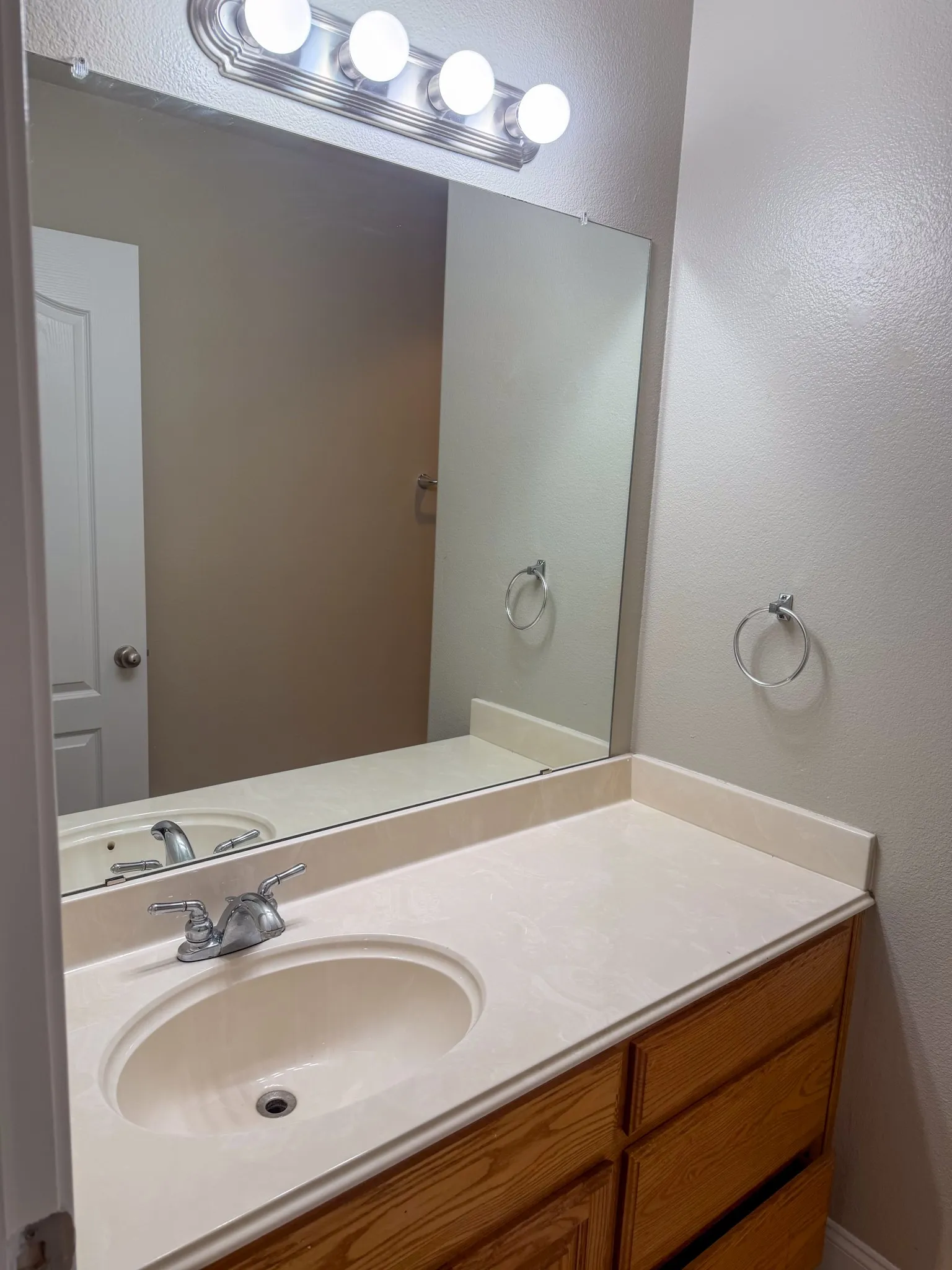 Duplex For Rent in Grayson County , 1611 Park Place, Sherman, Texas 75092, 3 Bedroom, 2 Bathroom, 1 Garage spaces, 1,316 Sqft, built in 2005, mls#21395886, Real Estate Agent in Sherman, Homes For Rent in Grayson county, Homes For Rent in Sherman, Realtor in Sherman Texas, Real Estate Brokerage Independent Realty Texas, Luminita Cordes Realtor