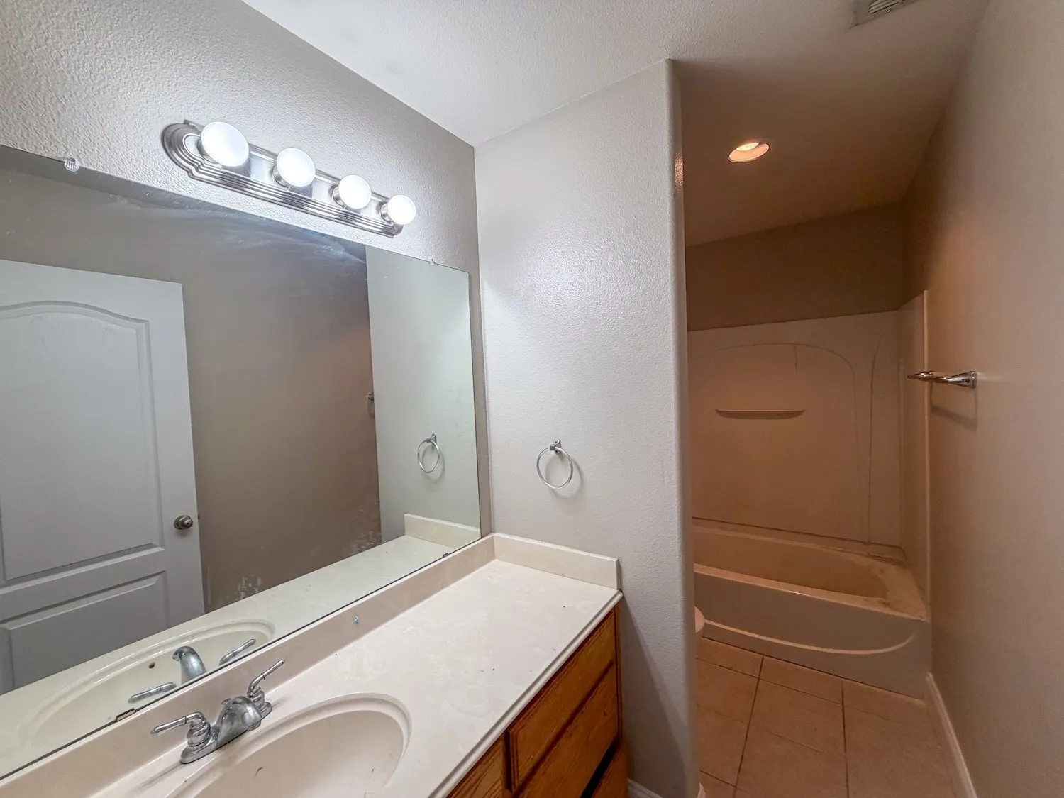 Duplex For Rent in Grayson County , 1611 Park Place, Sherman, Texas 75092, 3 Bedroom, 2 Bathroom, 1 Garage spaces, 1,316 Sqft, built in 2005, mls#21395886, Real Estate Agent in Sherman, Homes For Rent in Grayson county, Homes For Rent in Sherman, Realtor in Sherman Texas, Real Estate Brokerage Independent Realty Texas, Luminita Cordes Realtor