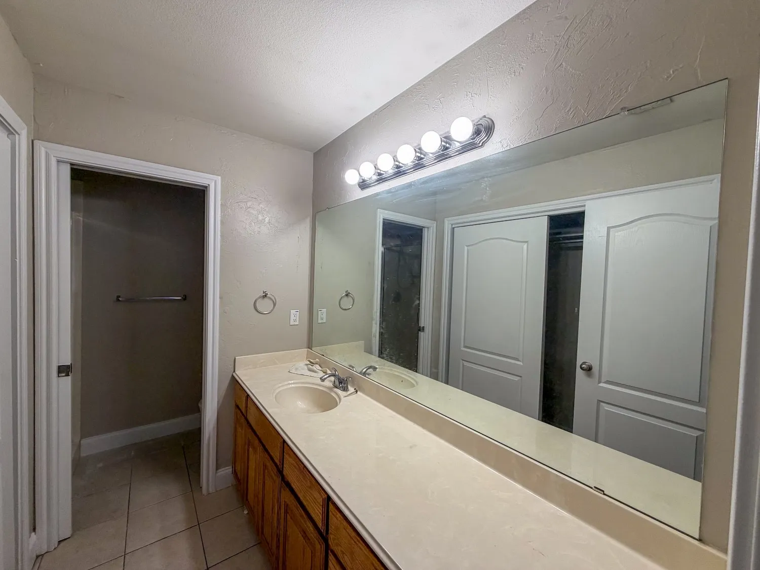Duplex For Rent in Grayson County , 1611 Park Place, Sherman, Texas 75092, 3 Bedroom, 2 Bathroom, 1 Garage spaces, 1,316 Sqft, built in 2005, mls#21395886, Real Estate Agent in Sherman, Homes For Rent in Grayson county, Homes For Rent in Sherman, Realtor in Sherman Texas, Real Estate Brokerage Independent Realty Texas, Luminita Cordes Realtor