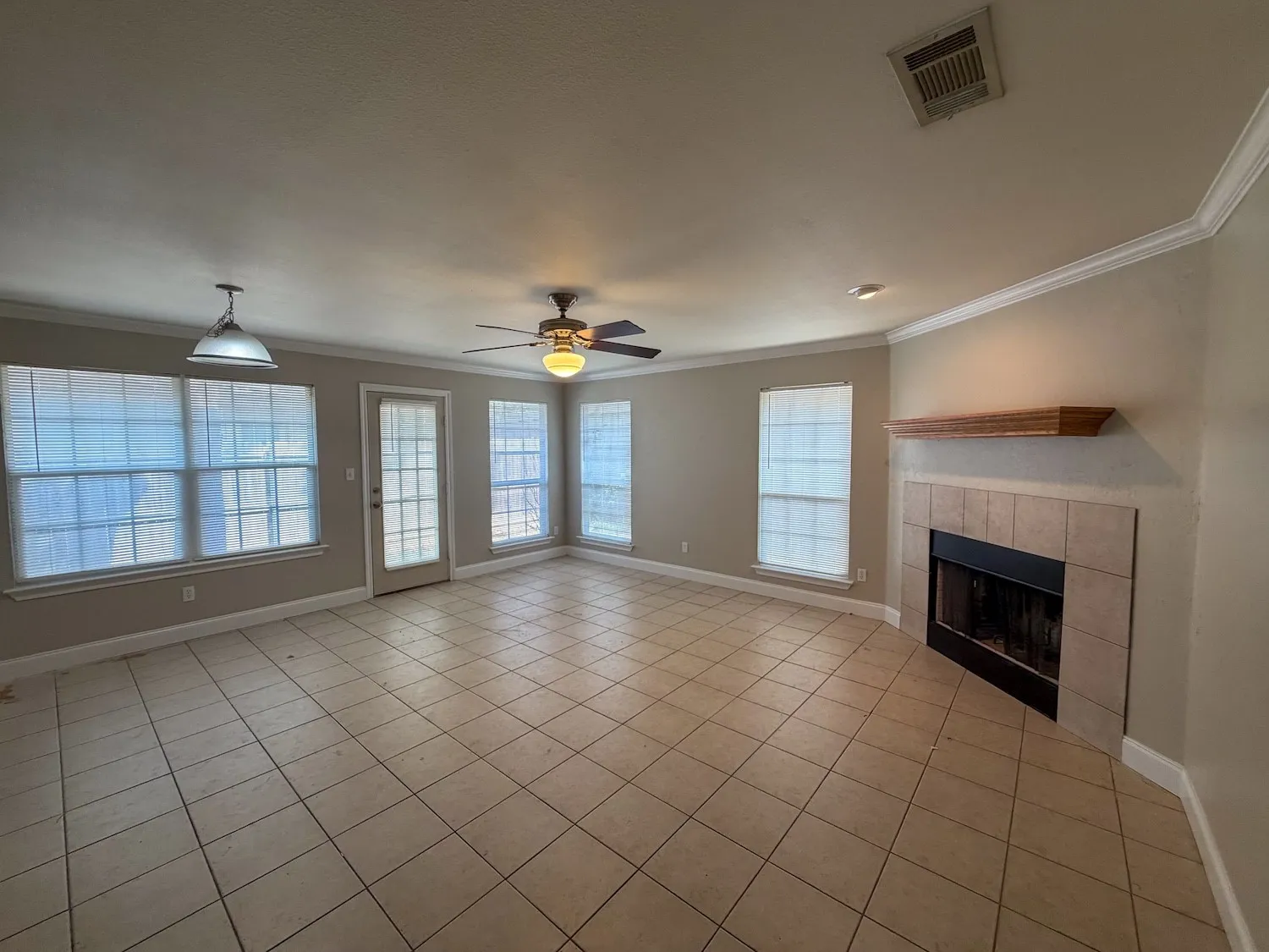Duplex For Rent in Grayson County , 1611 Park Place, Sherman, Texas 75092, 3 Bedroom, 2 Bathroom, 1 Garage spaces, 1,316 Sqft, built in 2005, mls#21395886, Real Estate Agent in Sherman, Homes For Rent in Grayson county, Homes For Rent in Sherman, Realtor in Sherman Texas, Real Estate Brokerage Independent Realty Texas, Luminita Cordes Realtor
