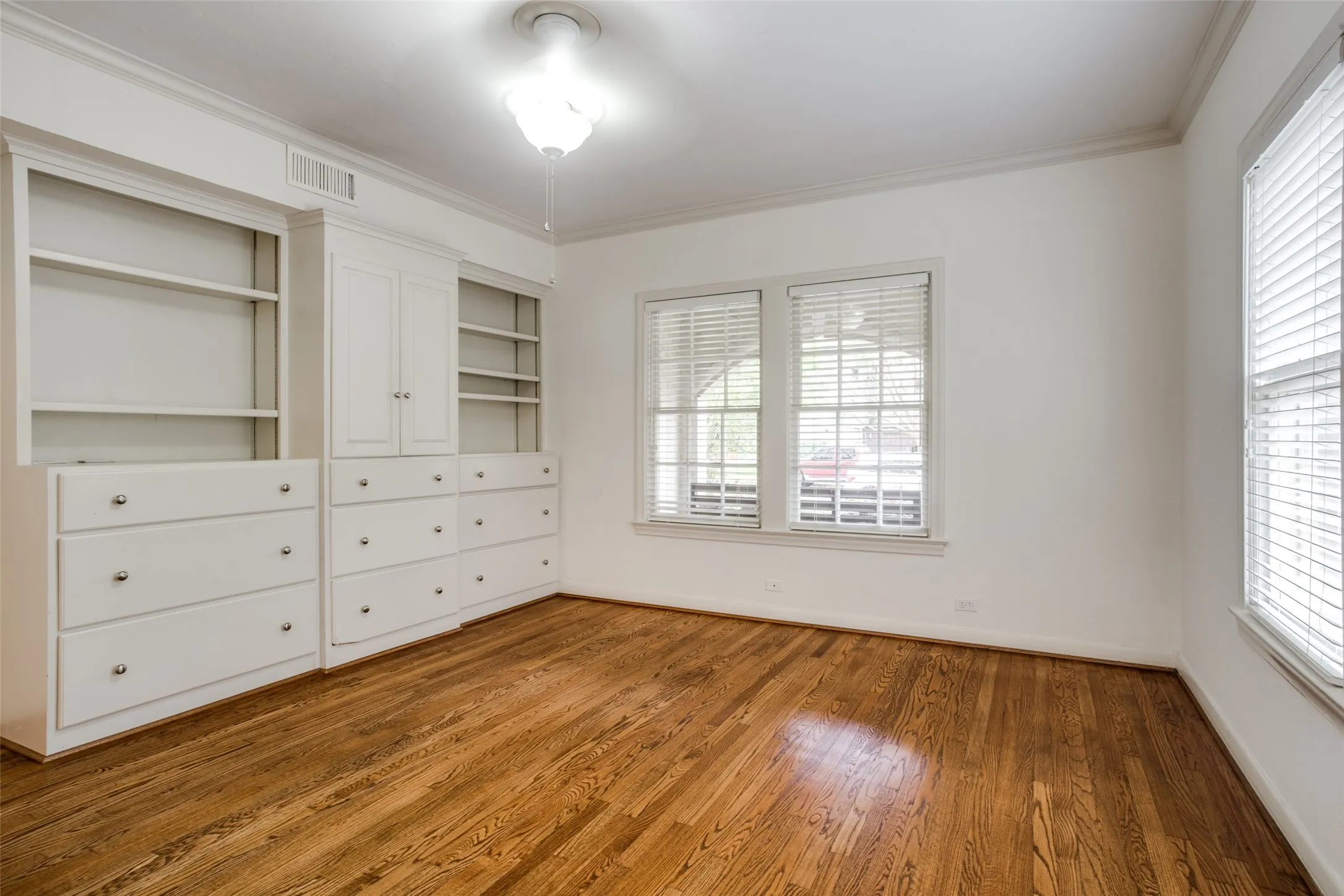 Single Family Residence For Sale in Dallas County , 4111 Normandy Avenue, University Park, Texas 75205, 4 Bedroom, 4 Bathroom, 3 Garage spaces, 3,490 Sqft, built in 1930, mls#21395859, Real Estate Agent in University Park, Homes For Sale in Dallas county, Homes For Sale in University Park, Realtor in University Park Texas, Real Estate Brokerage Independent Realty Texas, Luminita Cordes Realtor