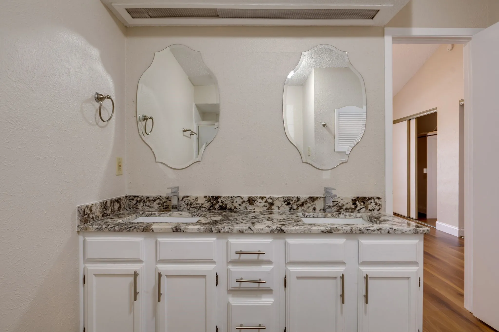Condominium For Rent in Dallas County , 234 Samuel Boulevard P6, Coppell, Texas 75019, 2 Bedroom, 2 Bathroom, Garage spaces, 1,188 Sqft, built in 1984, mls#21392353, Real Estate Agent in Coppell, Homes For Rent in Dallas county, Homes For Rent in Coppell, Realtor in Coppell Texas, Real Estate Brokerage Independent Realty Texas, Luminita Cordes Realtor