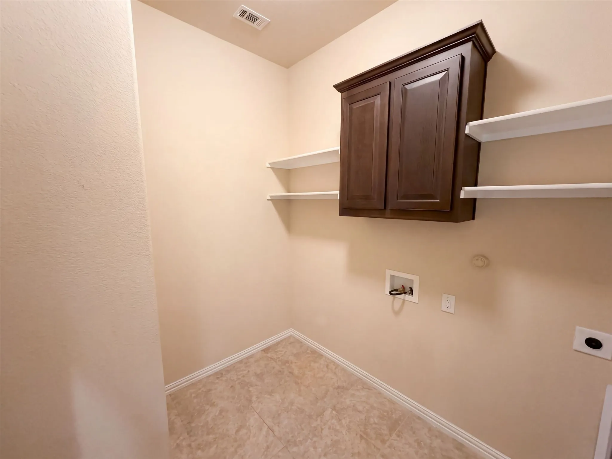Single Family Residence For Sale in Denton County , 3912 Gennaker Drive, Denton, Texas 76210, 3 Bedroom, 2 Bathroom, 2 Garage spaces, 2,040 Sqft, built in 2016, mls#21395904, Real Estate Agent in Denton, Homes For Sale in Denton county, Homes For Sale in Denton, Realtor in Denton Texas, Real Estate Brokerage Independent Realty Texas, Luminita Cordes Realtor