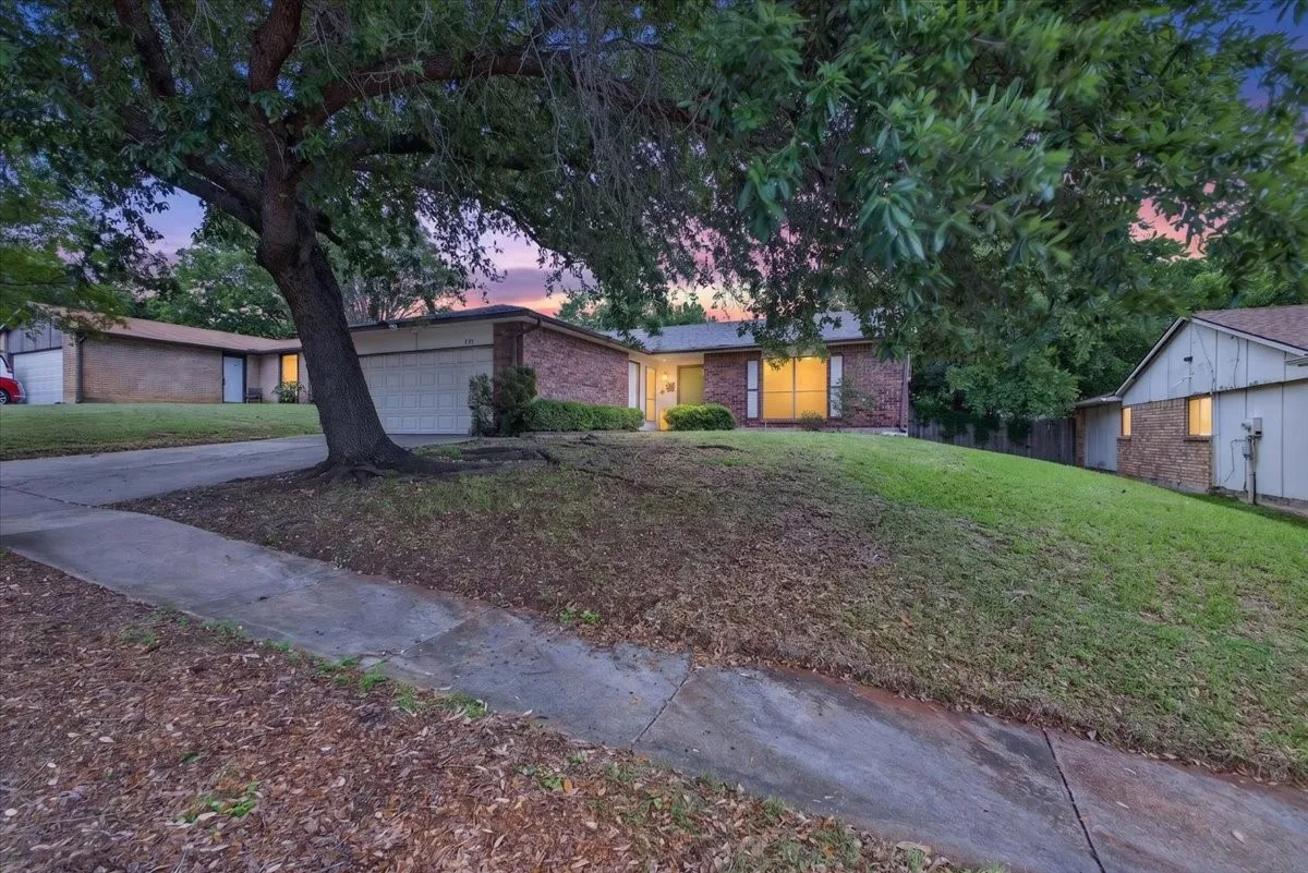 Single Family Residence For Sale in Tarrant County , 6506 Blackberry Drive, Arlington, Texas 76016, 3 Bedroom, 2 Bathroom, 2 Garage spaces, 1,709 Sqft, built in 1979, mls#21395045, Real Estate Agent in Arlington, Homes For Sale in Tarrant county, Homes For Sale in Arlington, Realtor in Arlington Texas, Real Estate Brokerage Independent Realty Texas, Luminita Cordes Realtor