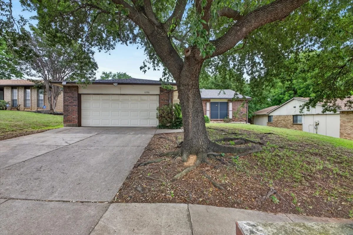 Single Family Residence For Sale in Tarrant County , 6506 Blackberry Drive, Arlington, Texas 76016, 3 Bedroom, 2 Bathroom, 2 Garage spaces, 1,709 Sqft, built in 1979, mls#21395045, Real Estate Agent in Arlington, Homes For Sale in Tarrant county, Homes For Sale in Arlington, Realtor in Arlington Texas, Real Estate Brokerage Independent Realty Texas, Luminita Cordes Realtor