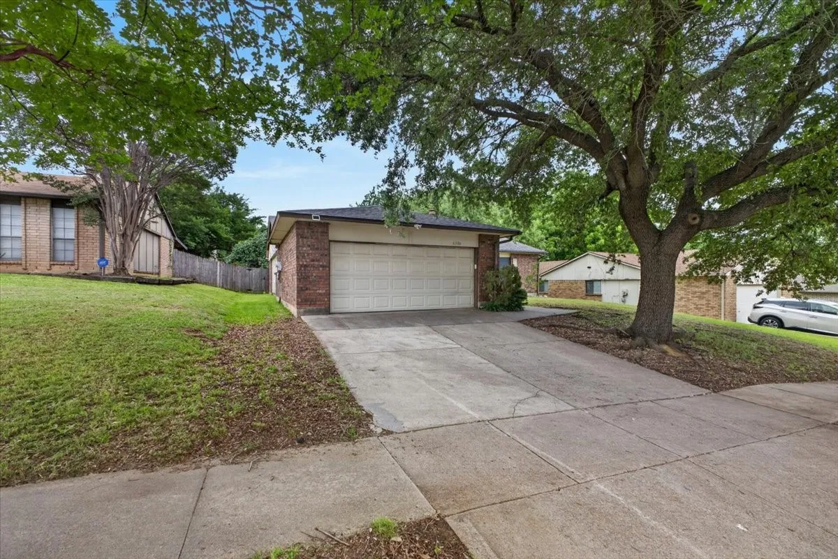 Single Family Residence For Sale in Tarrant County , 6506 Blackberry Drive, Arlington, Texas 76016, 3 Bedroom, 2 Bathroom, 2 Garage spaces, 1,709 Sqft, built in 1979, mls#21395045, Real Estate Agent in Arlington, Homes For Sale in Tarrant county, Homes For Sale in Arlington, Realtor in Arlington Texas, Real Estate Brokerage Independent Realty Texas, Luminita Cordes Realtor