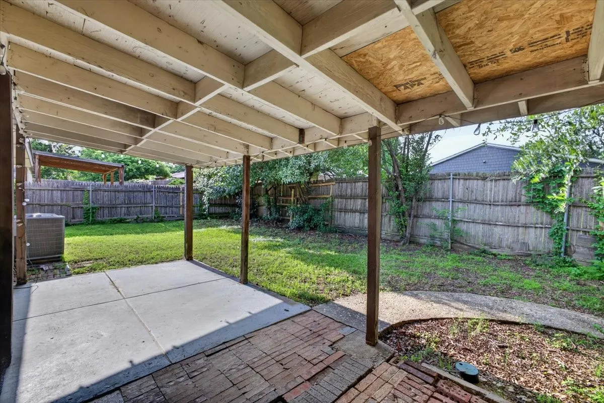 Single Family Residence For Sale in Tarrant County , 6506 Blackberry Drive, Arlington, Texas 76016, 3 Bedroom, 2 Bathroom, 2 Garage spaces, 1,709 Sqft, built in 1979, mls#21395045, Real Estate Agent in Arlington, Homes For Sale in Tarrant county, Homes For Sale in Arlington, Realtor in Arlington Texas, Real Estate Brokerage Independent Realty Texas, Luminita Cordes Realtor