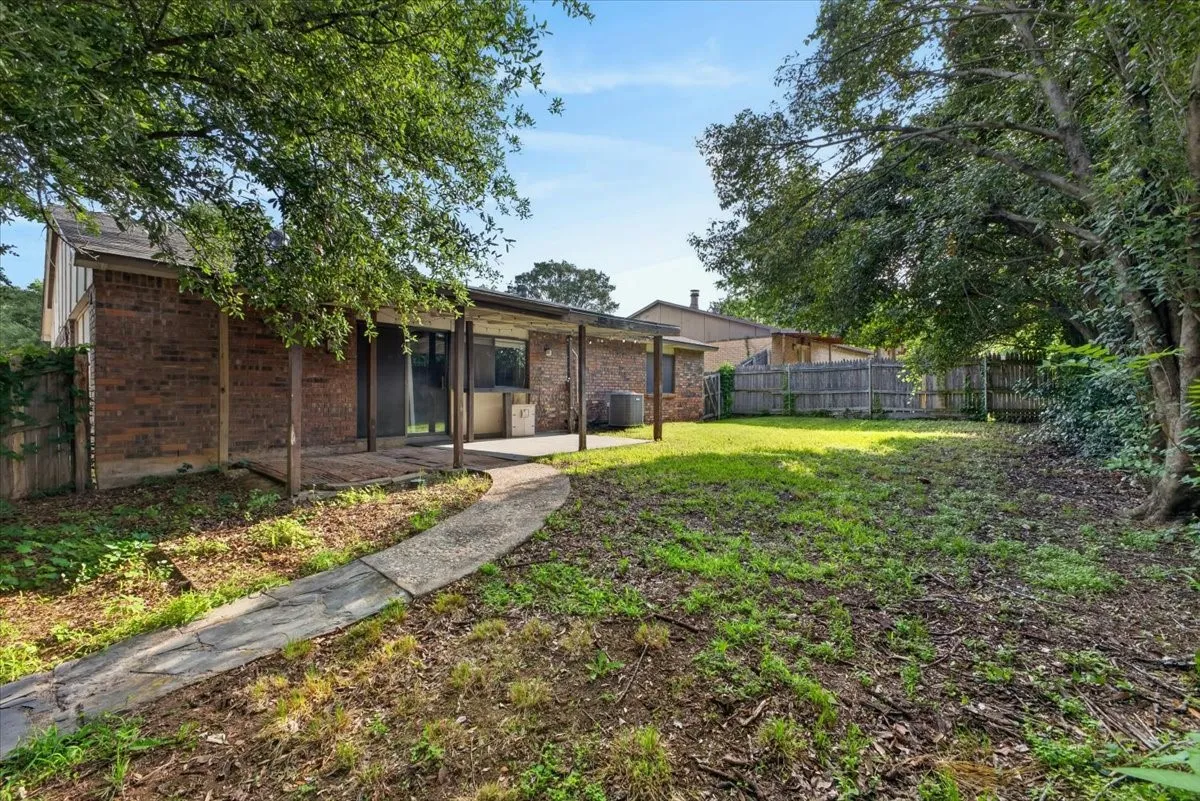 Single Family Residence For Sale in Tarrant County , 6506 Blackberry Drive, Arlington, Texas 76016, 3 Bedroom, 2 Bathroom, 2 Garage spaces, 1,709 Sqft, built in 1979, mls#21395045, Real Estate Agent in Arlington, Homes For Sale in Tarrant county, Homes For Sale in Arlington, Realtor in Arlington Texas, Real Estate Brokerage Independent Realty Texas, Luminita Cordes Realtor