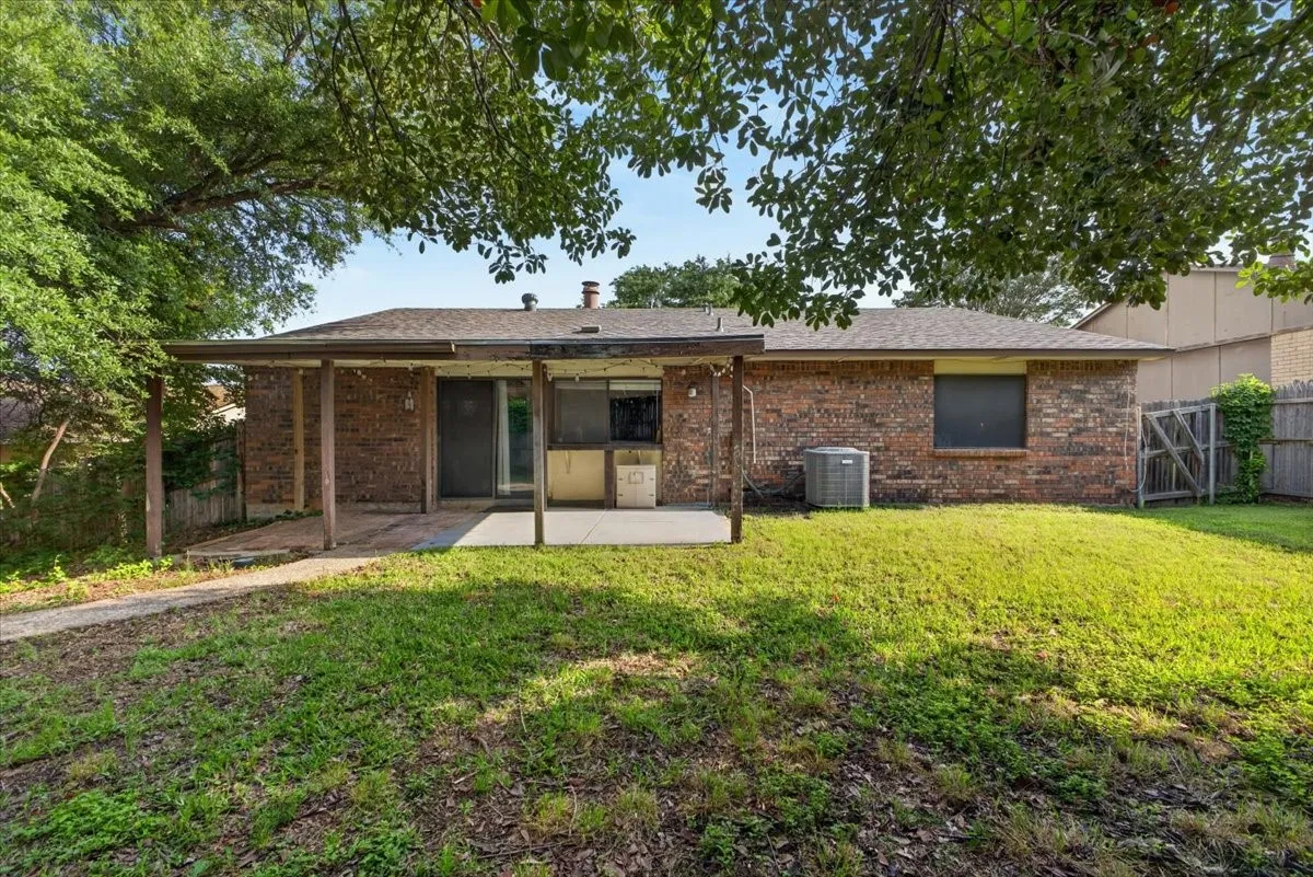 Single Family Residence For Sale in Tarrant County , 6506 Blackberry Drive, Arlington, Texas 76016, 3 Bedroom, 2 Bathroom, 2 Garage spaces, 1,709 Sqft, built in 1979, mls#21395045, Real Estate Agent in Arlington, Homes For Sale in Tarrant county, Homes For Sale in Arlington, Realtor in Arlington Texas, Real Estate Brokerage Independent Realty Texas, Luminita Cordes Realtor