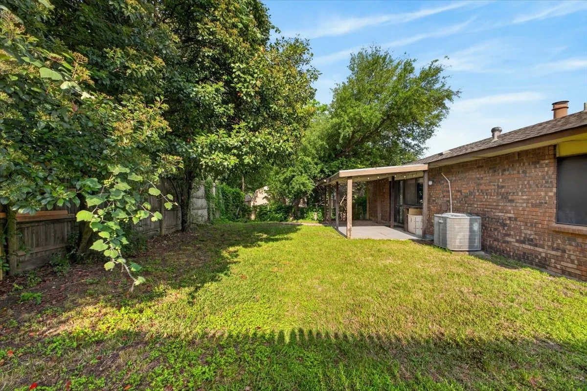 Single Family Residence For Sale in Tarrant County , 6506 Blackberry Drive, Arlington, Texas 76016, 3 Bedroom, 2 Bathroom, 2 Garage spaces, 1,709 Sqft, built in 1979, mls#21395045, Real Estate Agent in Arlington, Homes For Sale in Tarrant county, Homes For Sale in Arlington, Realtor in Arlington Texas, Real Estate Brokerage Independent Realty Texas, Luminita Cordes Realtor