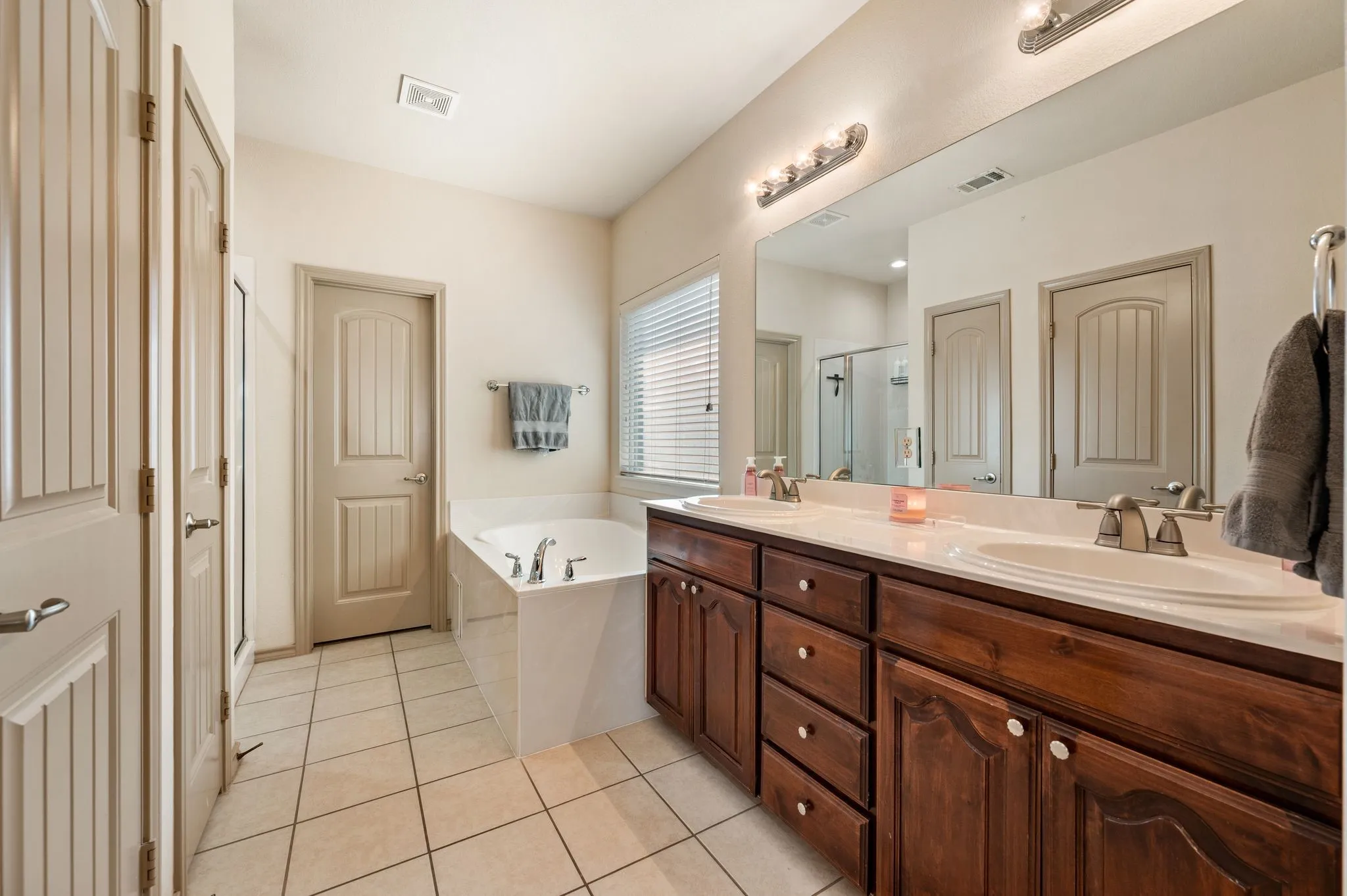 Single Family Residence For Sale in Dallas County , 8255 Clarksprings Drive, Dallas, Texas 75236, 3 Bedroom, 2 Bathroom, 2 Garage spaces, 1,864 Sqft, built in 2012, mls#21395646, Real Estate Agent in Dallas, Homes For Sale in Dallas county, Homes For Sale in Dallas, Realtor in Dallas Texas, Real Estate Brokerage Independent Realty Texas, Luminita Cordes Realtor