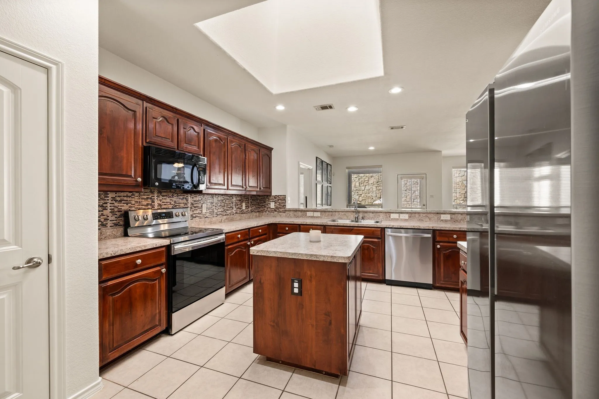 Single Family Residence For Sale in Dallas County , 8255 Clarksprings Drive, Dallas, Texas 75236, 3 Bedroom, 2 Bathroom, 2 Garage spaces, 1,864 Sqft, built in 2012, mls#21395646, Real Estate Agent in Dallas, Homes For Sale in Dallas county, Homes For Sale in Dallas, Realtor in Dallas Texas, Real Estate Brokerage Independent Realty Texas, Luminita Cordes Realtor