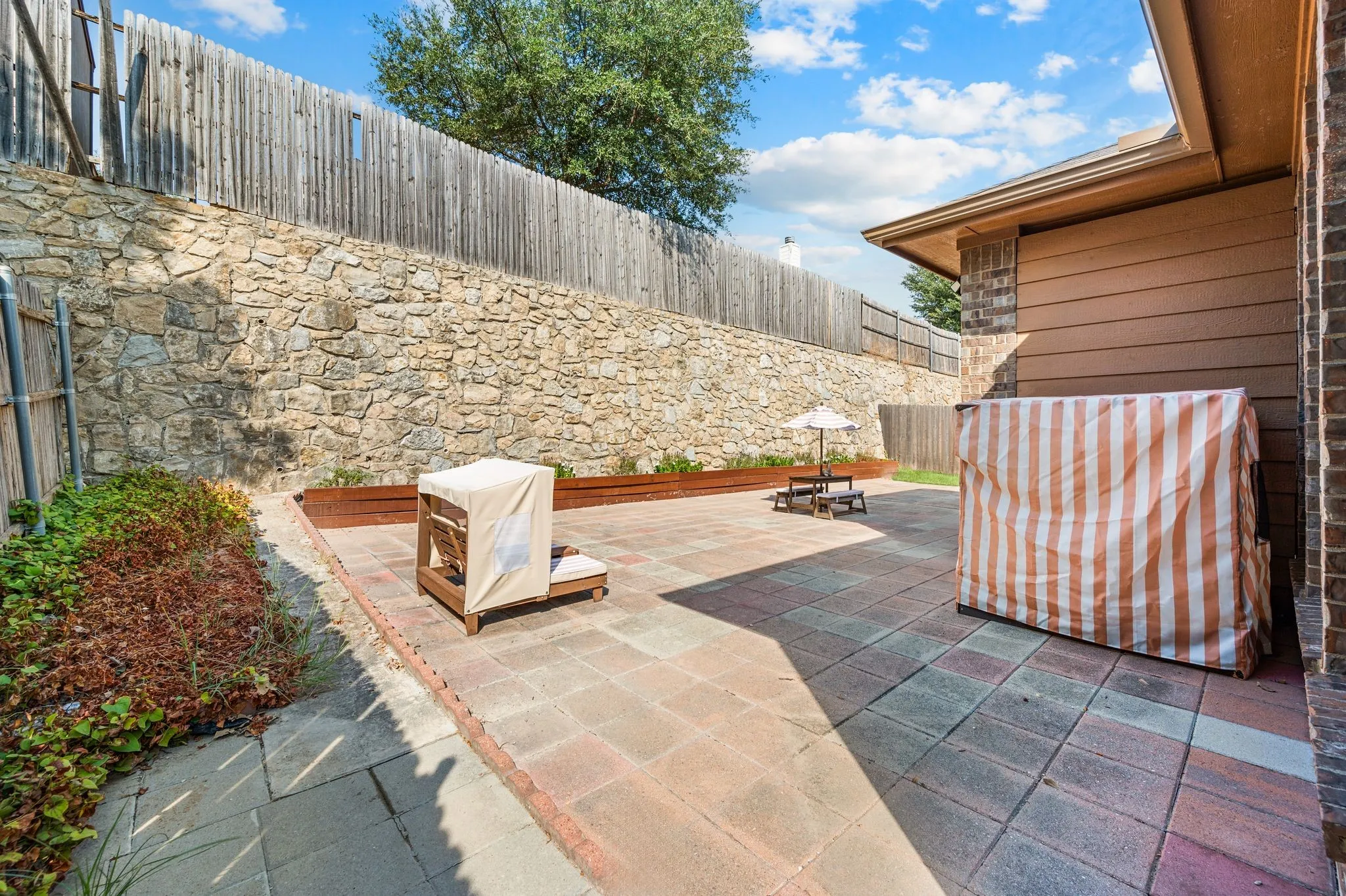 Single Family Residence For Sale in Dallas County , 8255 Clarksprings Drive, Dallas, Texas 75236, 3 Bedroom, 2 Bathroom, 2 Garage spaces, 1,864 Sqft, built in 2012, mls#21395646, Real Estate Agent in Dallas, Homes For Sale in Dallas county, Homes For Sale in Dallas, Realtor in Dallas Texas, Real Estate Brokerage Independent Realty Texas, Luminita Cordes Realtor