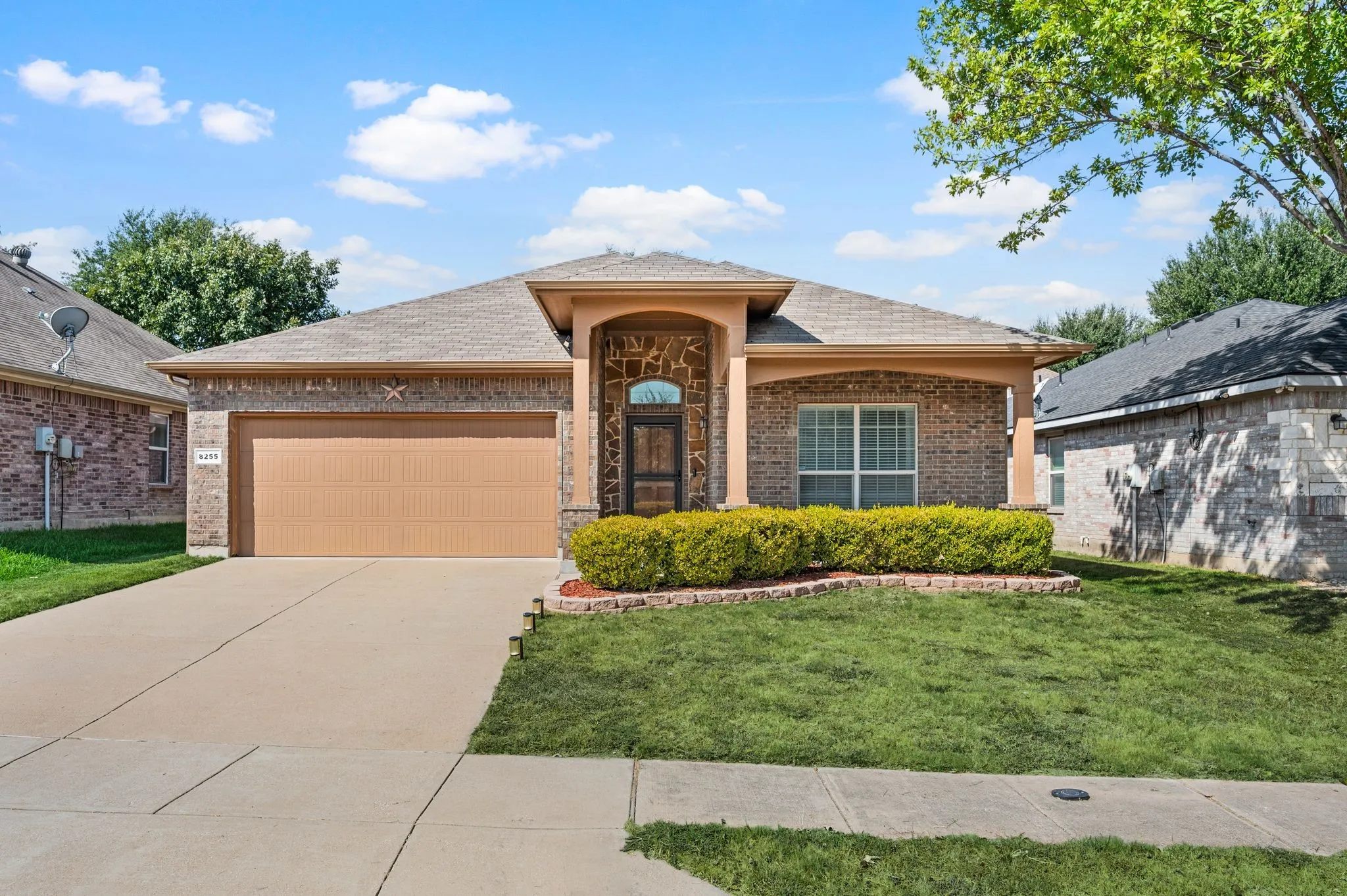Single Family Residence For Sale in Dallas County , 8255 Clarksprings Drive, Dallas, Texas 75236, 3 Bedroom, 2 Bathroom, 2 Garage spaces, 1,864 Sqft, built in 2012, mls#21395646, Real Estate Agent in Dallas, Homes For Sale in Dallas county, Homes For Sale in Dallas, Realtor in Dallas Texas, Real Estate Brokerage Independent Realty Texas, Luminita Cordes Realtor