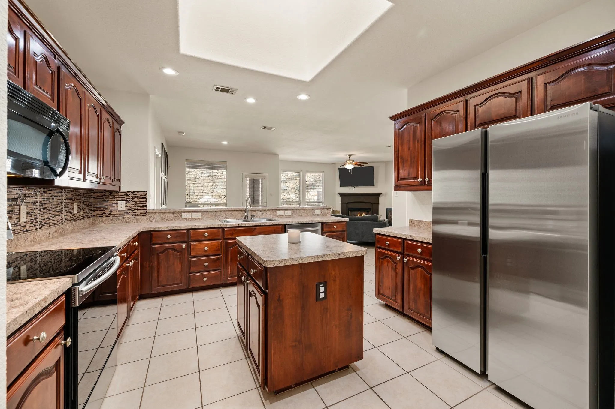 Single Family Residence For Sale in Dallas County , 8255 Clarksprings Drive, Dallas, Texas 75236, 3 Bedroom, 2 Bathroom, 2 Garage spaces, 1,864 Sqft, built in 2012, mls#21395646, Real Estate Agent in Dallas, Homes For Sale in Dallas county, Homes For Sale in Dallas, Realtor in Dallas Texas, Real Estate Brokerage Independent Realty Texas, Luminita Cordes Realtor