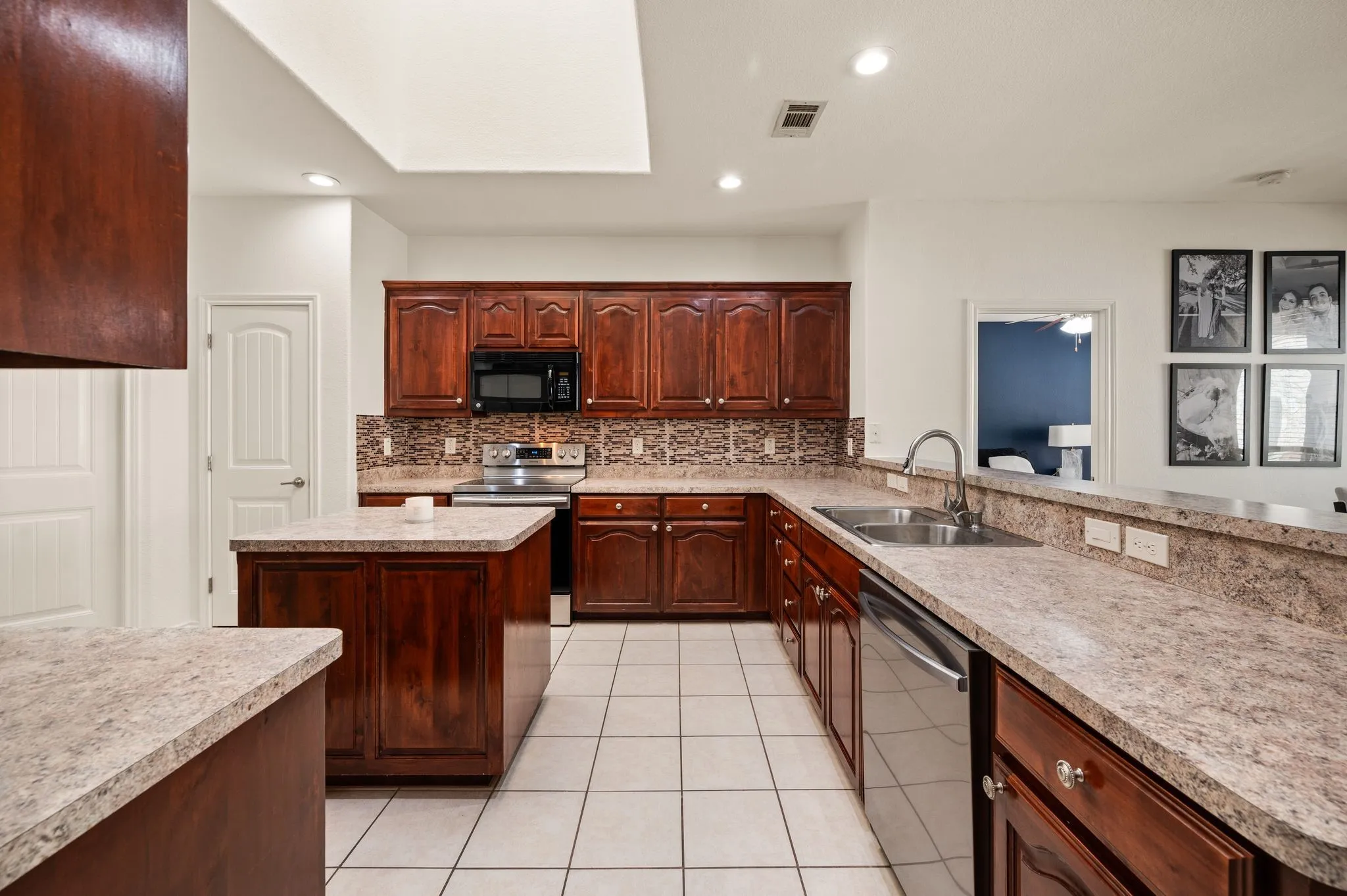 Single Family Residence For Sale in Dallas County , 8255 Clarksprings Drive, Dallas, Texas 75236, 3 Bedroom, 2 Bathroom, 2 Garage spaces, 1,864 Sqft, built in 2012, mls#21395646, Real Estate Agent in Dallas, Homes For Sale in Dallas county, Homes For Sale in Dallas, Realtor in Dallas Texas, Real Estate Brokerage Independent Realty Texas, Luminita Cordes Realtor