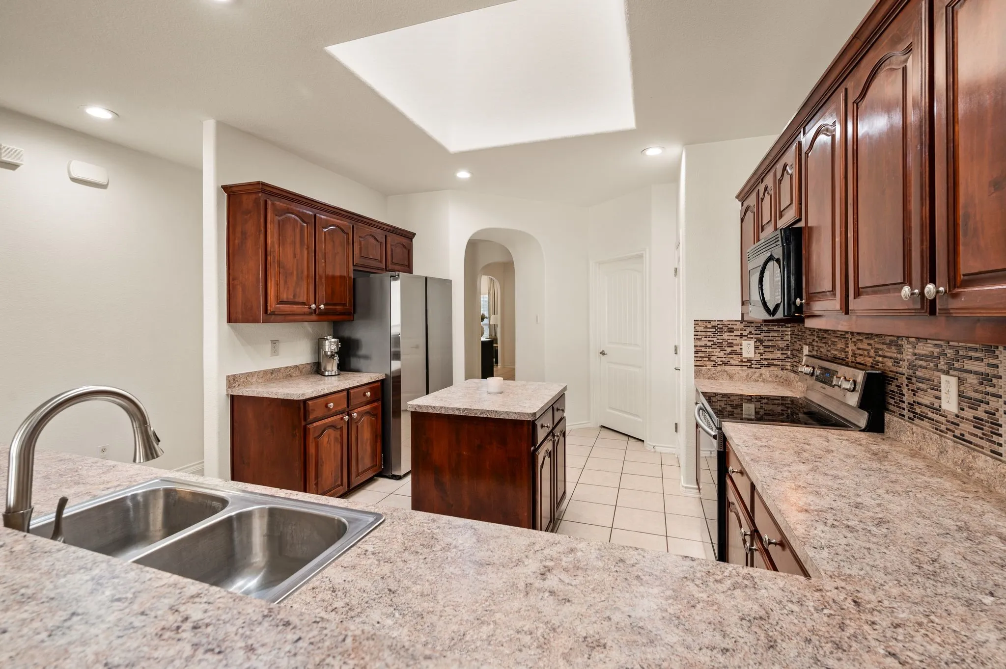 Single Family Residence For Sale in Dallas County , 8255 Clarksprings Drive, Dallas, Texas 75236, 3 Bedroom, 2 Bathroom, 2 Garage spaces, 1,864 Sqft, built in 2012, mls#21395646, Real Estate Agent in Dallas, Homes For Sale in Dallas county, Homes For Sale in Dallas, Realtor in Dallas Texas, Real Estate Brokerage Independent Realty Texas, Luminita Cordes Realtor