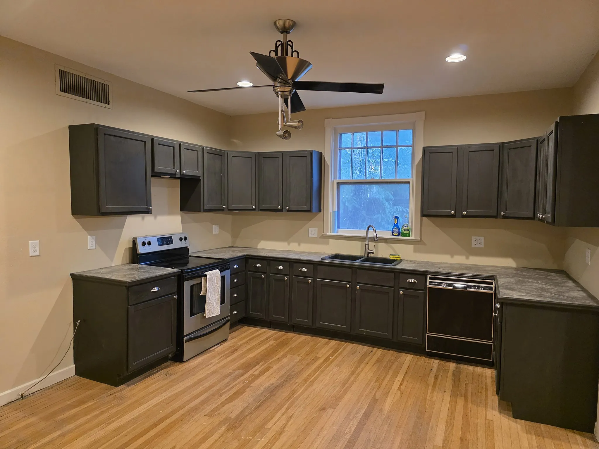 Single Family Residence For Sale in Palo Pinto County , 901 4th Avenue, Mineral Wells, Texas 76067, 3 Bedroom, 2 Bathroom, Garage spaces, 1,945 Sqft, built in 1940, mls#21395918, Real Estate Agent in Mineral Wells, Homes For Sale in Palo Pinto county, Homes For Sale in Mineral Wells, Realtor in Mineral Wells Texas, Real Estate Brokerage Independent Realty Texas, Luminita Cordes Realtor