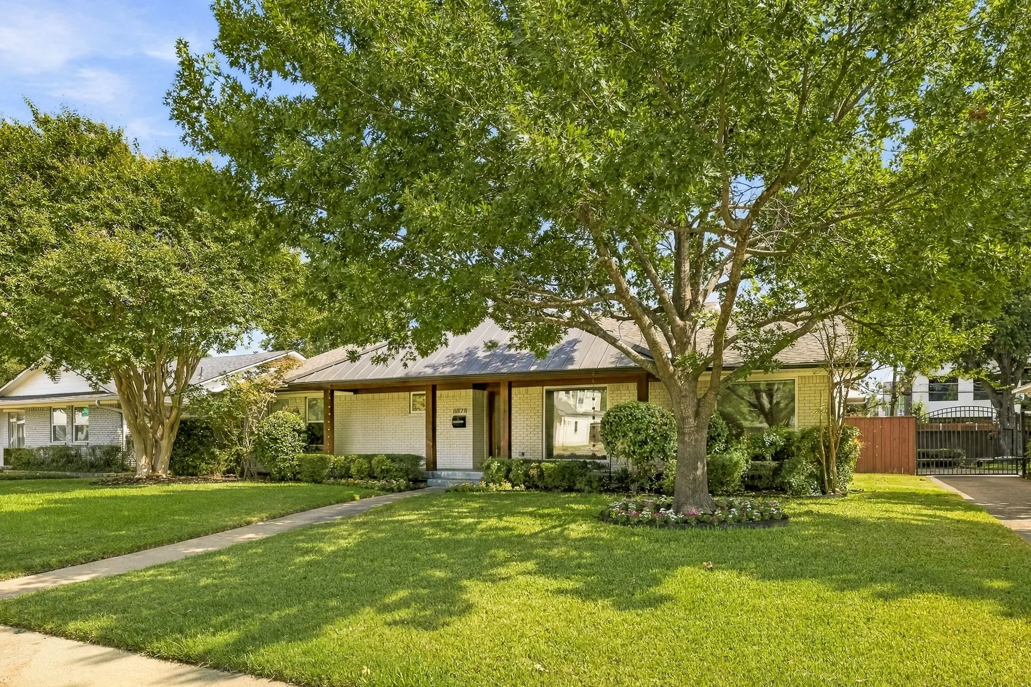 Single Family Residence For Sale in Dallas County , 6828 Santa Maria Lane, Dallas, Texas 75214, 3 Bedroom, 4 Bathroom, 2 Garage spaces, 2,947 Sqft, built in 1962, mls#21383691, Real Estate Agent in Dallas, Homes For Sale in Dallas county, Homes For Sale in Dallas, Realtor in Dallas Texas, Real Estate Brokerage Independent Realty Texas, Luminita Cordes Realtor