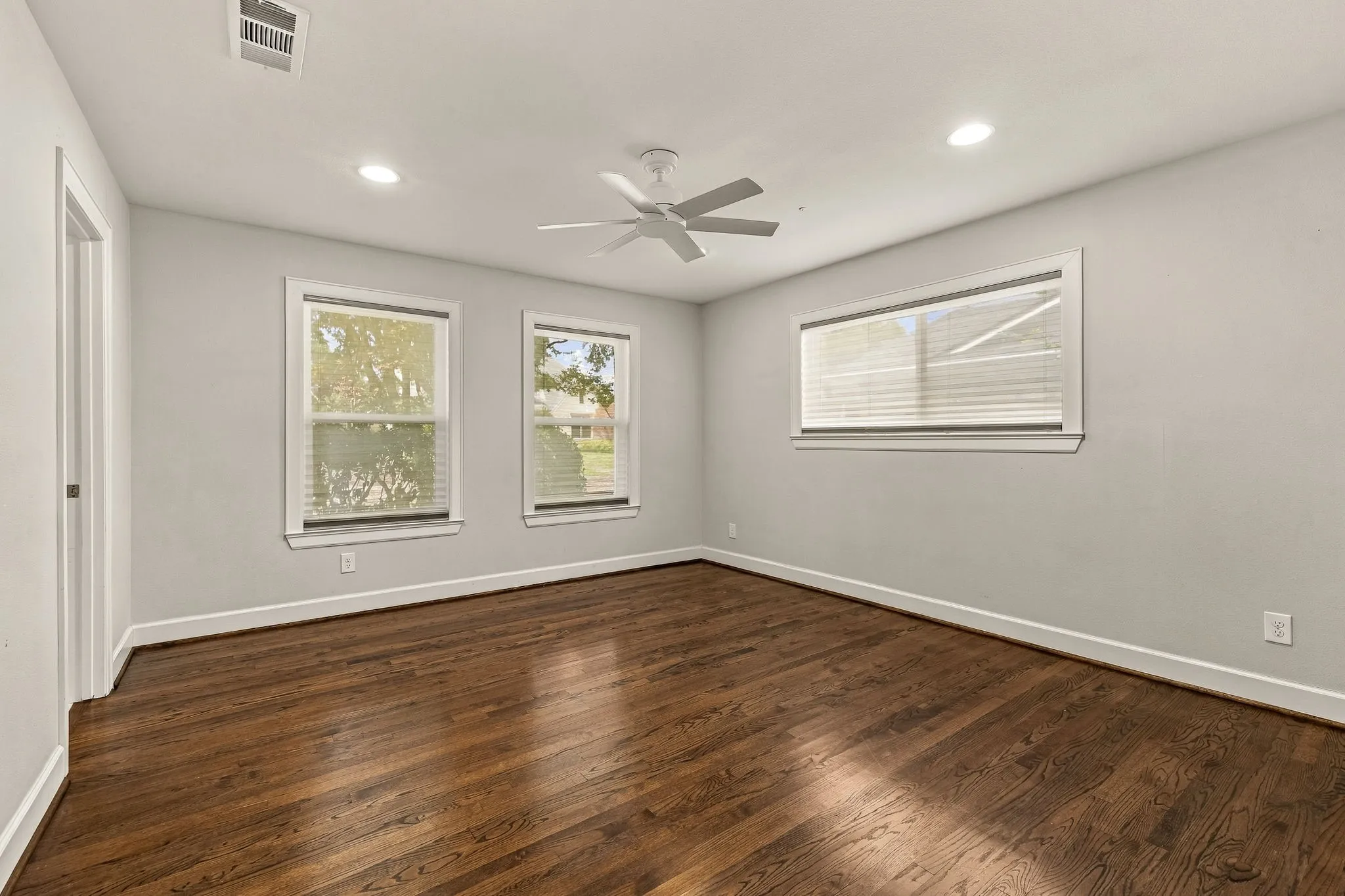 Single Family Residence For Sale in Dallas County , 6828 Santa Maria Lane, Dallas, Texas 75214, 3 Bedroom, 4 Bathroom, 2 Garage spaces, 2,947 Sqft, built in 1962, mls#21383691, Real Estate Agent in Dallas, Homes For Sale in Dallas county, Homes For Sale in Dallas, Realtor in Dallas Texas, Real Estate Brokerage Independent Realty Texas, Luminita Cordes Realtor