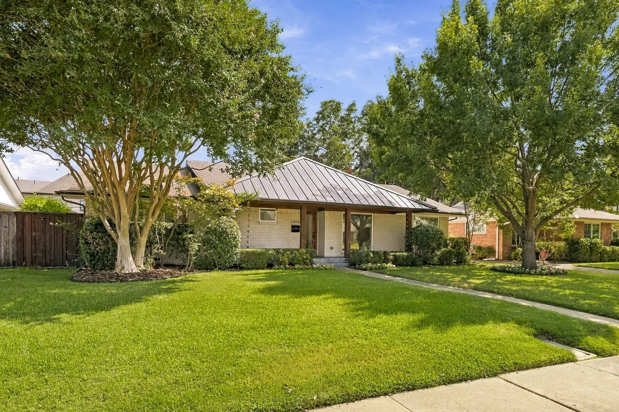 Single Family Residence For Sale in Dallas County , 6828 Santa Maria Lane, Dallas, Texas 75214, 3 Bedroom, 4 Bathroom, 2 Garage spaces, 2,947 Sqft, built in 1962, mls#21383691, Real Estate Agent in Dallas, Homes For Sale in Dallas county, Homes For Sale in Dallas, Realtor in Dallas Texas, Real Estate Brokerage Independent Realty Texas, Luminita Cordes Realtor