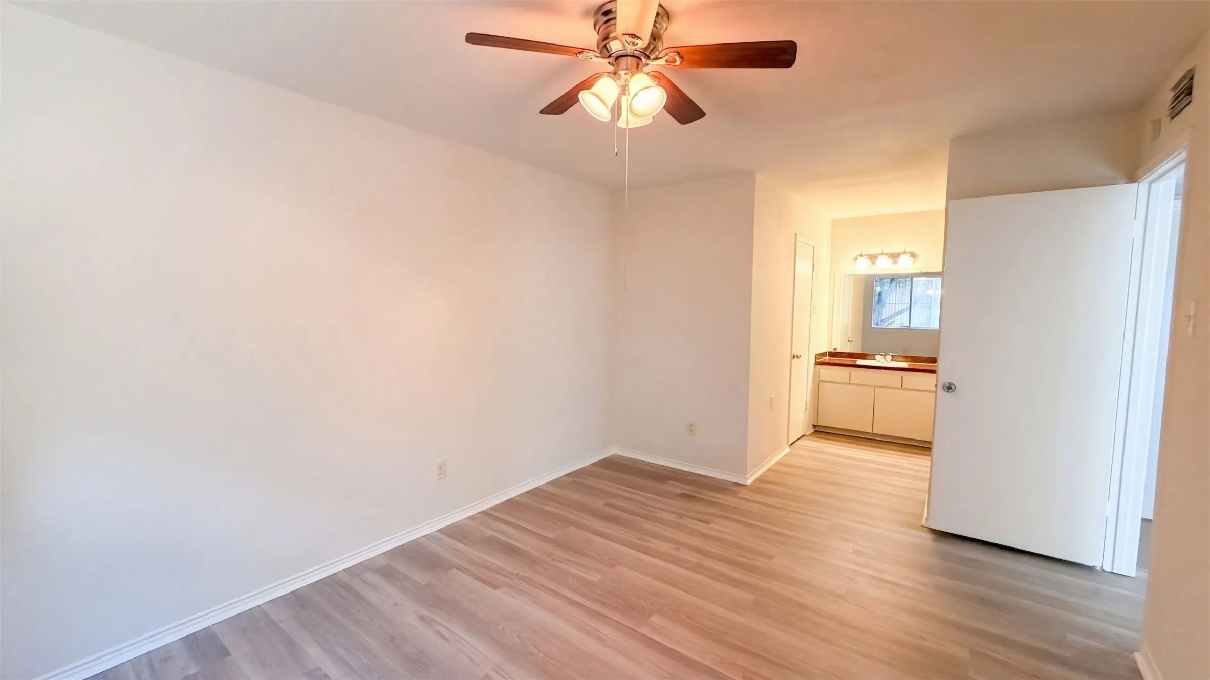 Townhouse For Sale in Dallas County , 709 Baruna Circle, Garland, Texas 75043, 2 Bedroom, 1 Bathroom, Garage spaces, 882 Sqft, built in 1972, mls#21395916, Real Estate Agent in Garland, Homes For Sale in Dallas county, Homes For Sale in Garland, Realtor in Garland Texas, Real Estate Brokerage Independent Realty Texas, Luminita Cordes Realtor