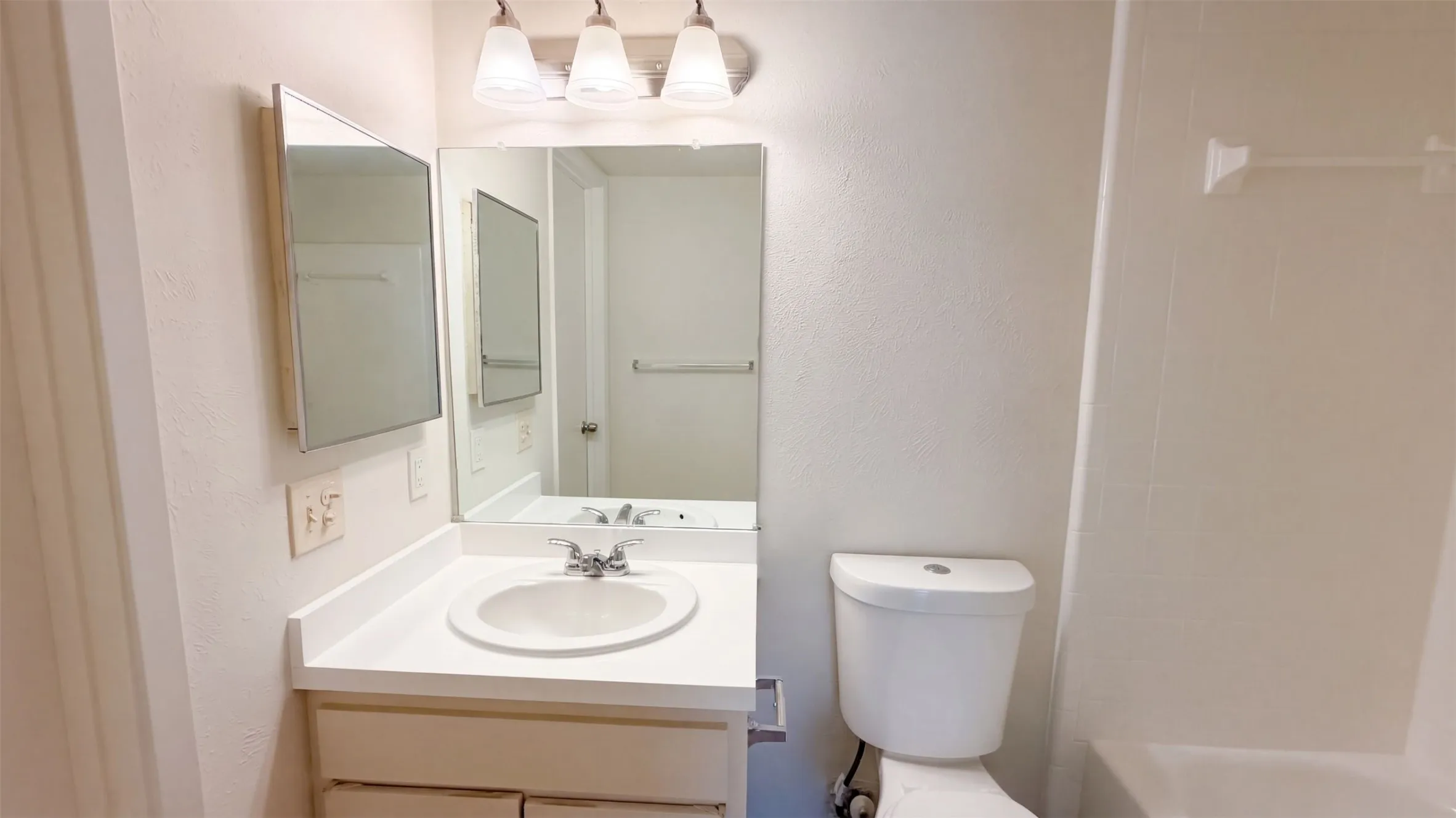 Townhouse For Sale in Dallas County , 709 Baruna Circle, Garland, Texas 75043, 2 Bedroom, 1 Bathroom, Garage spaces, 882 Sqft, built in 1972, mls#21395916, Real Estate Agent in Garland, Homes For Sale in Dallas county, Homes For Sale in Garland, Realtor in Garland Texas, Real Estate Brokerage Independent Realty Texas, Luminita Cordes Realtor