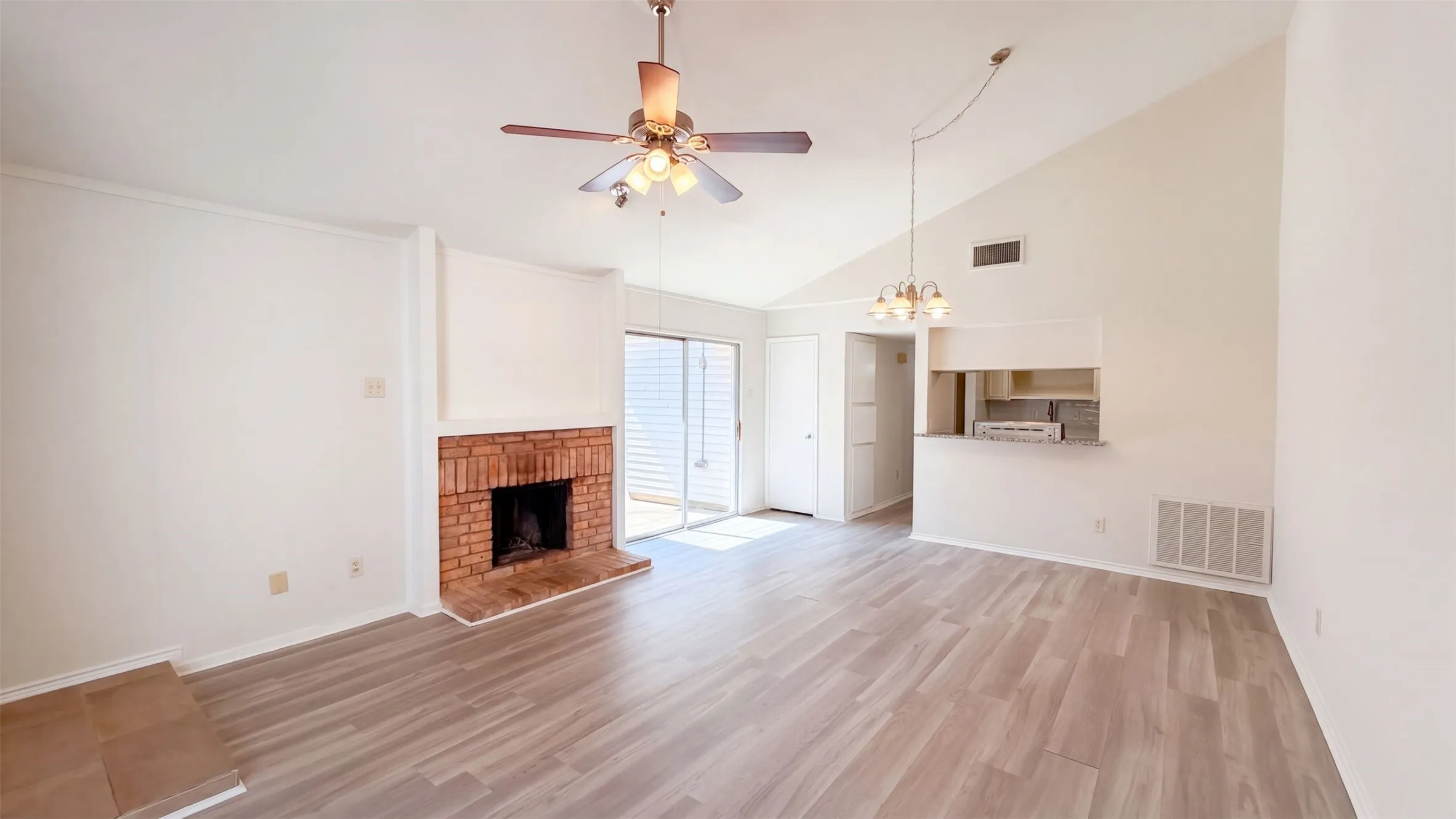 Townhouse For Sale in Dallas County , 709 Baruna Circle, Garland, Texas 75043, 2 Bedroom, 1 Bathroom, Garage spaces, 882 Sqft, built in 1972, mls#21395916, Real Estate Agent in Garland, Homes For Sale in Dallas county, Homes For Sale in Garland, Realtor in Garland Texas, Real Estate Brokerage Independent Realty Texas, Luminita Cordes Realtor