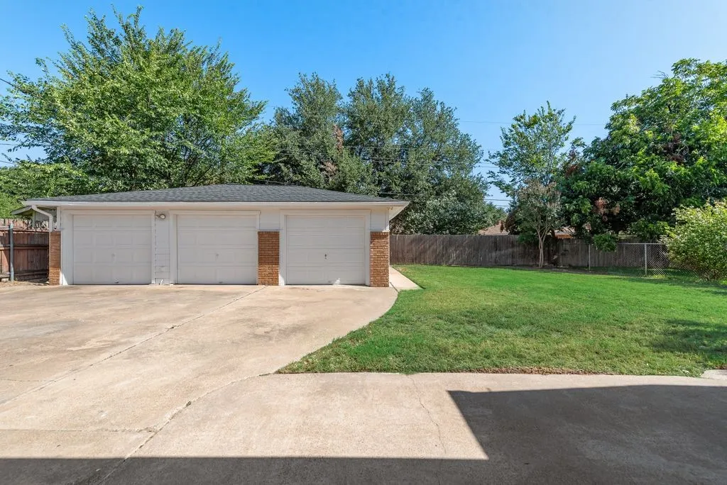 Single Family Residence For Rent in Dallas County , 2833 Linden Lea, Irving, Texas 75061, 3 Bedroom, 2 Bathroom, 2 Garage spaces, 1,518 Sqft, built in 1962, mls#21362788, Real Estate Agent in Irving, Homes For Rent in Dallas county, Homes For Rent in Irving, Realtor in Irving Texas, Real Estate Brokerage Independent Realty Texas, Luminita Cordes Realtor