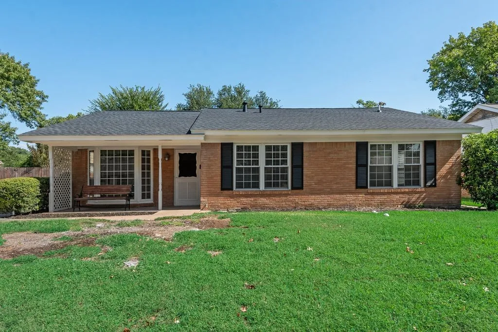 Single Family Residence For Rent in Dallas County , 2833 Linden Lea, Irving, Texas 75061, 3 Bedroom, 2 Bathroom, 2 Garage spaces, 1,518 Sqft, built in 1962, mls#21362788, Real Estate Agent in Irving, Homes For Rent in Dallas county, Homes For Rent in Irving, Realtor in Irving Texas, Real Estate Brokerage Independent Realty Texas, Luminita Cordes Realtor