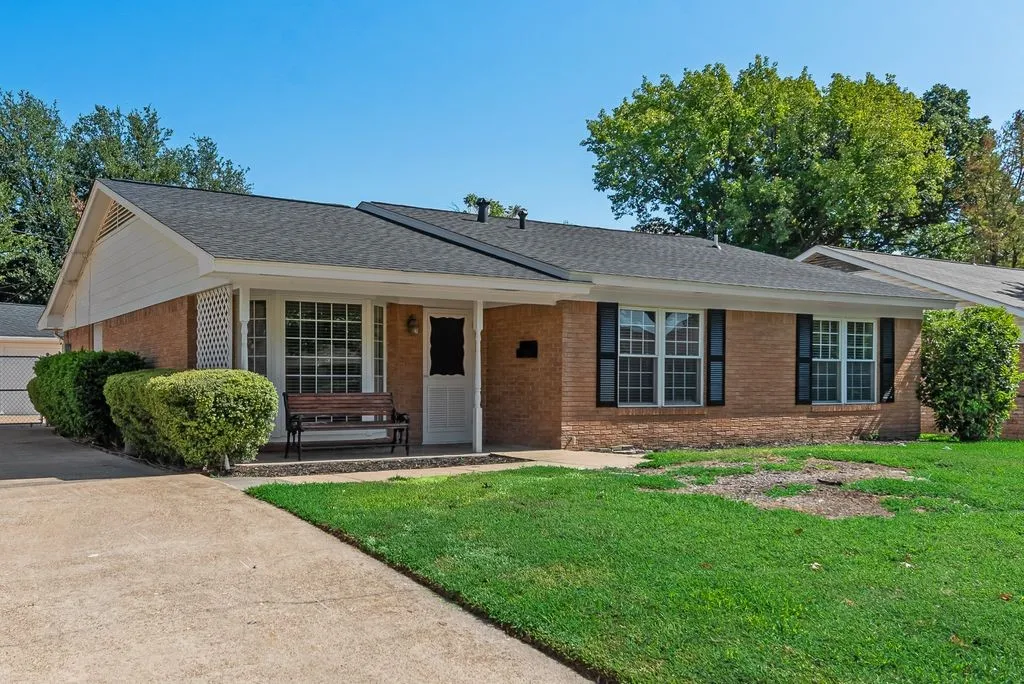 Single Family Residence For Rent in Dallas County , 2833 Linden Lea, Irving, Texas 75061, 3 Bedroom, 2 Bathroom, 2 Garage spaces, 1,518 Sqft, built in 1962, mls#21362788, Real Estate Agent in Irving, Homes For Rent in Dallas county, Homes For Rent in Irving, Realtor in Irving Texas, Real Estate Brokerage Independent Realty Texas, Luminita Cordes Realtor