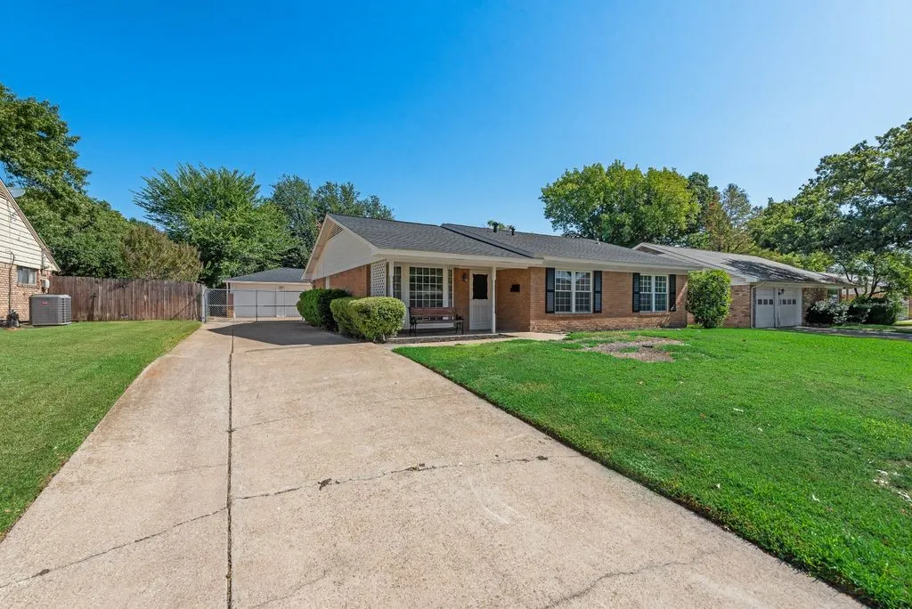 Single Family Residence For Rent in Dallas County , 2833 Linden Lea, Irving, Texas 75061, 3 Bedroom, 2 Bathroom, 2 Garage spaces, 1,518 Sqft, built in 1962, mls#21362788, Real Estate Agent in Irving, Homes For Rent in Dallas county, Homes For Rent in Irving, Realtor in Irving Texas, Real Estate Brokerage Independent Realty Texas, Luminita Cordes Realtor