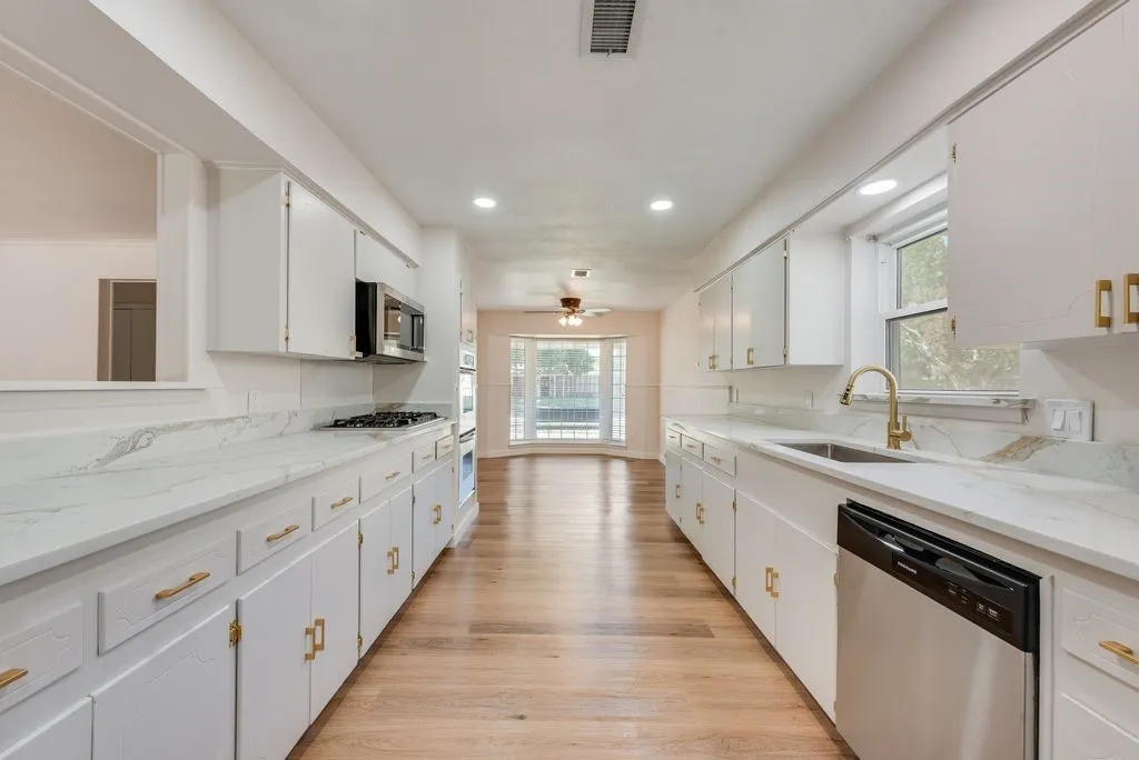 Single Family Residence For Rent in Dallas County , 2833 Linden Lea, Irving, Texas 75061, 3 Bedroom, 2 Bathroom, 2 Garage spaces, 1,518 Sqft, built in 1962, mls#21362788, Real Estate Agent in Irving, Homes For Rent in Dallas county, Homes For Rent in Irving, Realtor in Irving Texas, Real Estate Brokerage Independent Realty Texas, Luminita Cordes Realtor