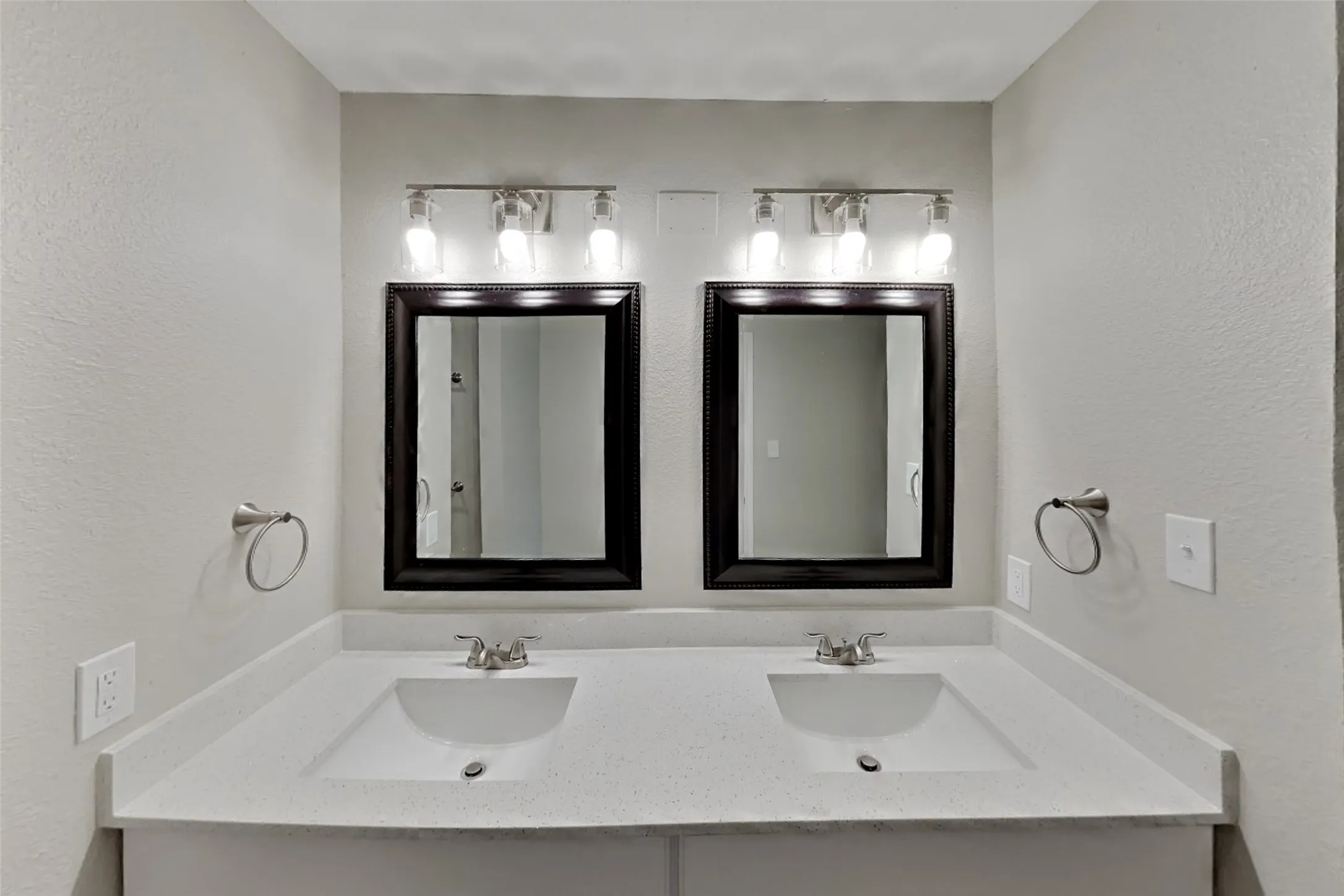 Single Family Residence For Rent in Denton County , 2031 Yellowstone Lane, Corinth, Texas 76210, 4 Bedroom, 3 Bathroom, 2 Garage spaces, 2,135 Sqft, built in 1998, mls#21395917, Real Estate Agent in Corinth, Homes For Rent in Denton county, Homes For Rent in Corinth, Realtor in Corinth Texas, Real Estate Brokerage Independent Realty Texas, Luminita Cordes Realtor