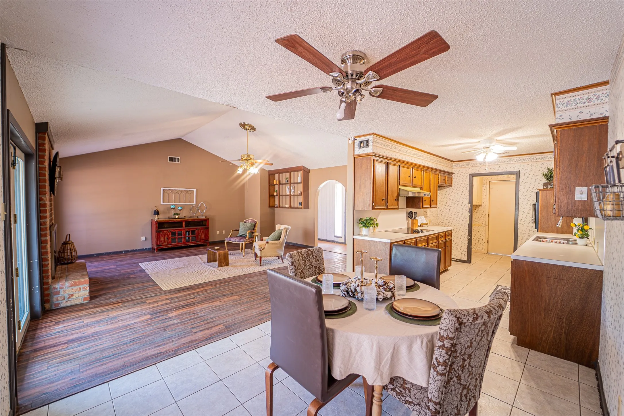 Single Family Residence For Sale in Taylor County , 910 Meander Street, Abilene, Texas 79602, 3 Bedroom, 2 Bathroom, 2 Garage spaces, 1,754 Sqft, built in 1974, mls#21387347, Real Estate Agent in Abilene, Homes For Sale in Taylor county, Homes For Sale in Abilene, Realtor in Abilene Texas, Real Estate Brokerage Independent Realty Texas, Luminita Cordes Realtor