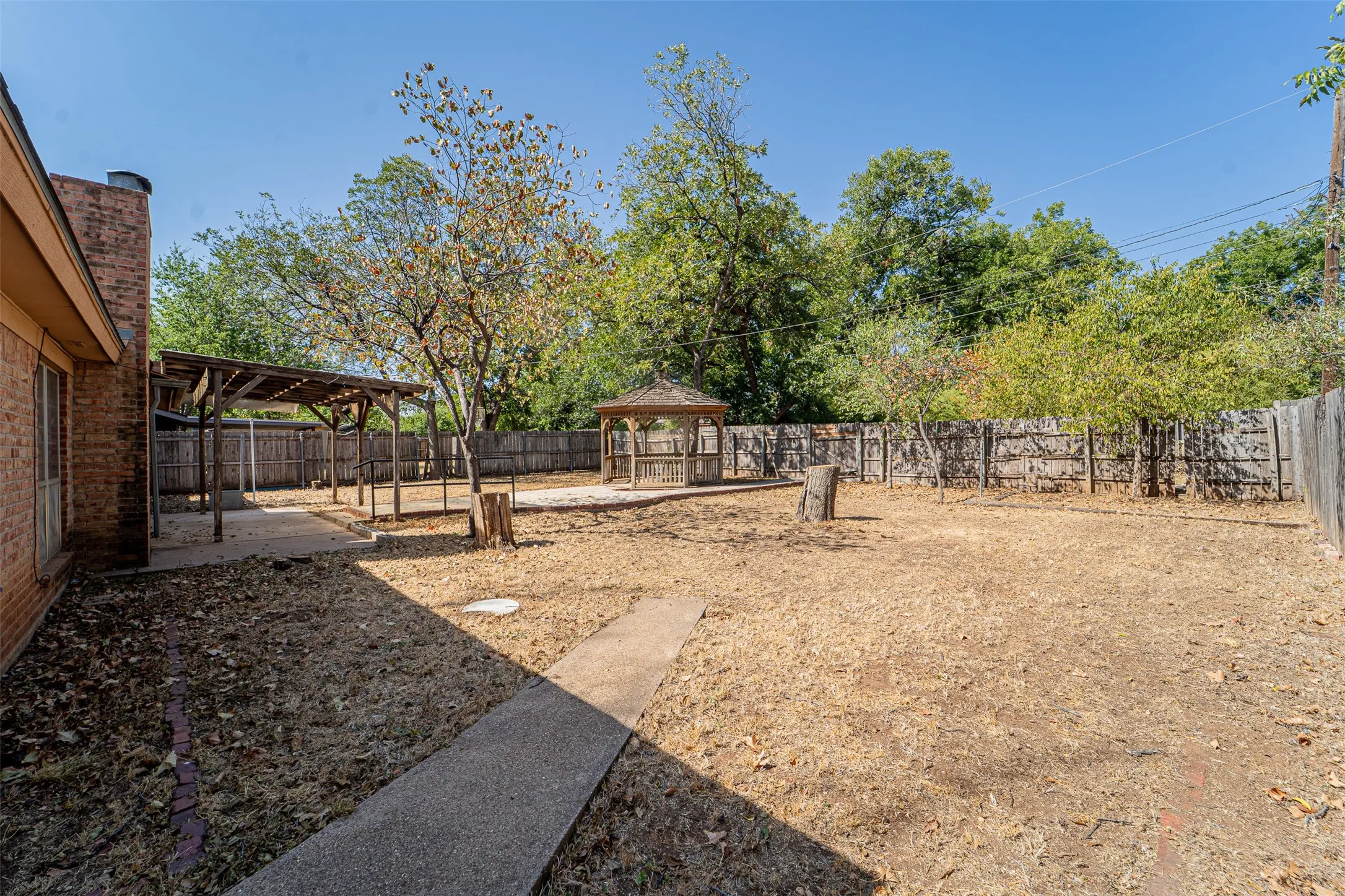 Single Family Residence For Sale in Taylor County , 910 Meander Street, Abilene, Texas 79602, 3 Bedroom, 2 Bathroom, 2 Garage spaces, 1,754 Sqft, built in 1974, mls#21387347, Real Estate Agent in Abilene, Homes For Sale in Taylor county, Homes For Sale in Abilene, Realtor in Abilene Texas, Real Estate Brokerage Independent Realty Texas, Luminita Cordes Realtor