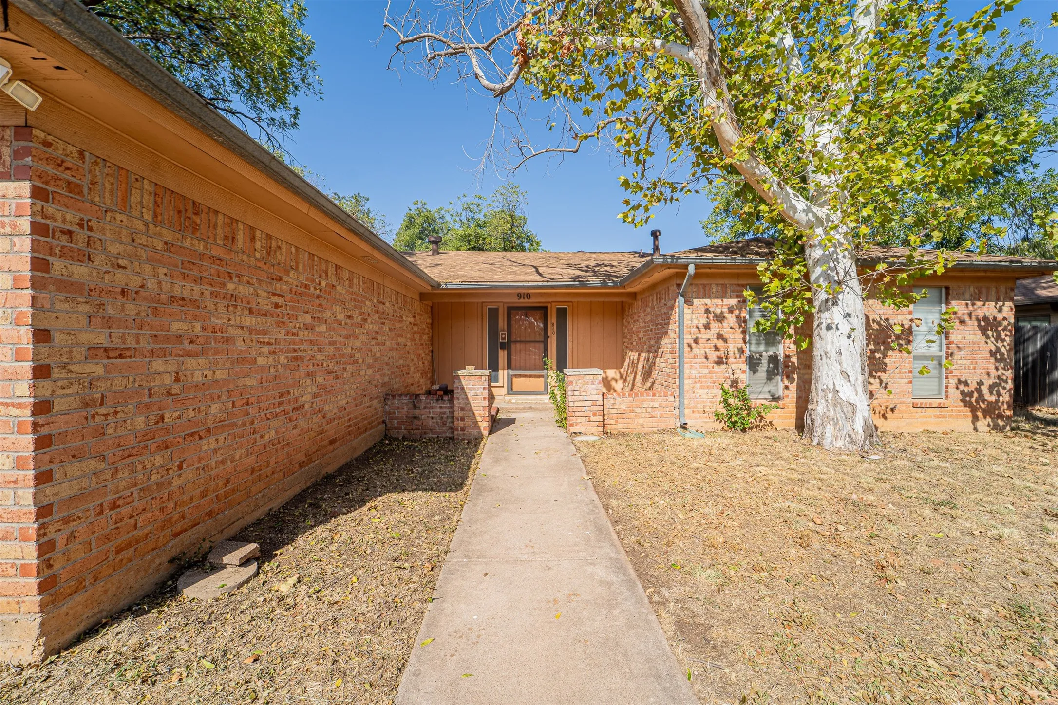 Single Family Residence For Sale in Taylor County , 910 Meander Street, Abilene, Texas 79602, 3 Bedroom, 2 Bathroom, 2 Garage spaces, 1,754 Sqft, built in 1974, mls#21387347, Real Estate Agent in Abilene, Homes For Sale in Taylor county, Homes For Sale in Abilene, Realtor in Abilene Texas, Real Estate Brokerage Independent Realty Texas, Luminita Cordes Realtor