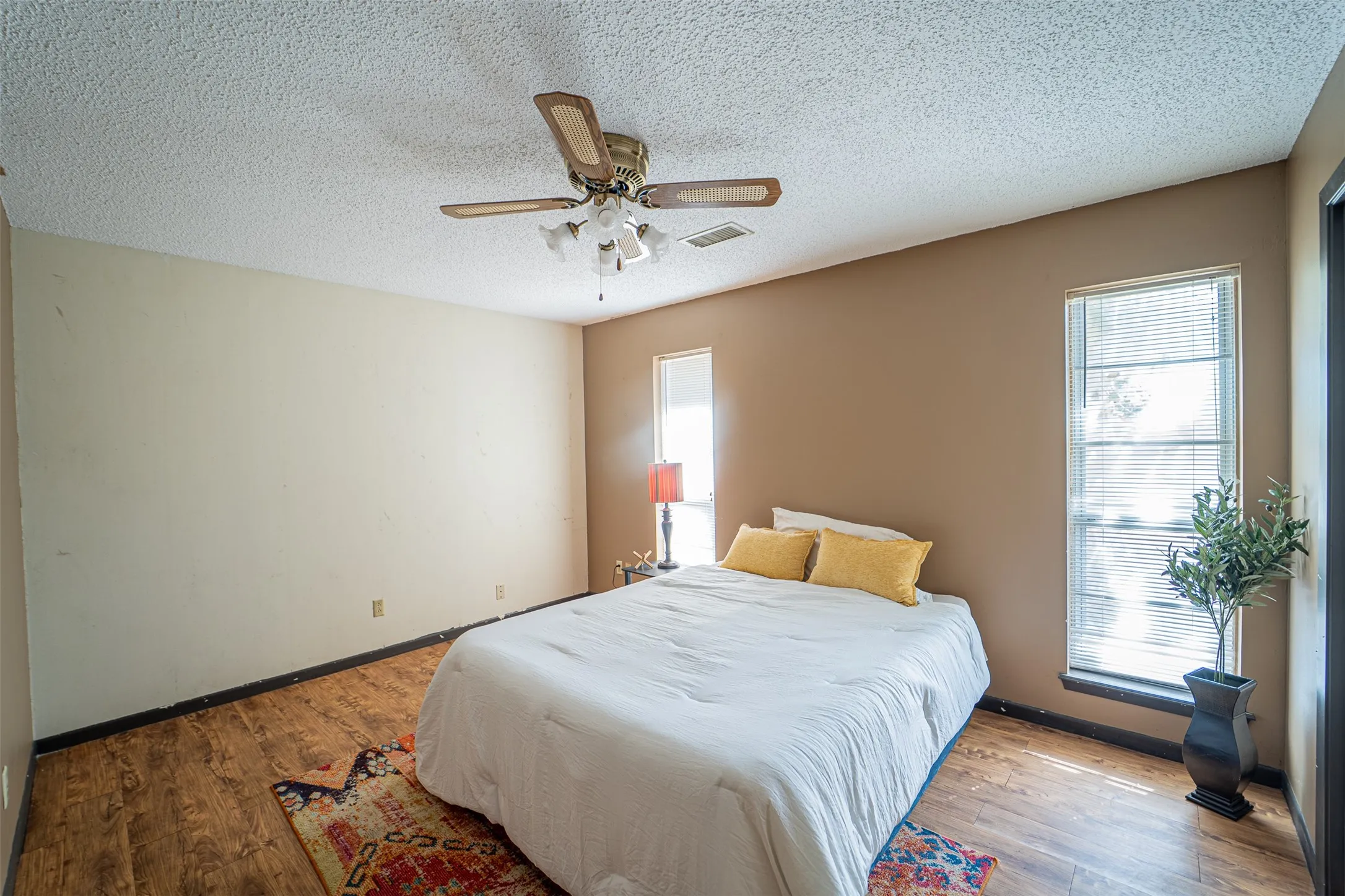 Single Family Residence For Sale in Taylor County , 910 Meander Street, Abilene, Texas 79602, 3 Bedroom, 2 Bathroom, 2 Garage spaces, 1,754 Sqft, built in 1974, mls#21387347, Real Estate Agent in Abilene, Homes For Sale in Taylor county, Homes For Sale in Abilene, Realtor in Abilene Texas, Real Estate Brokerage Independent Realty Texas, Luminita Cordes Realtor