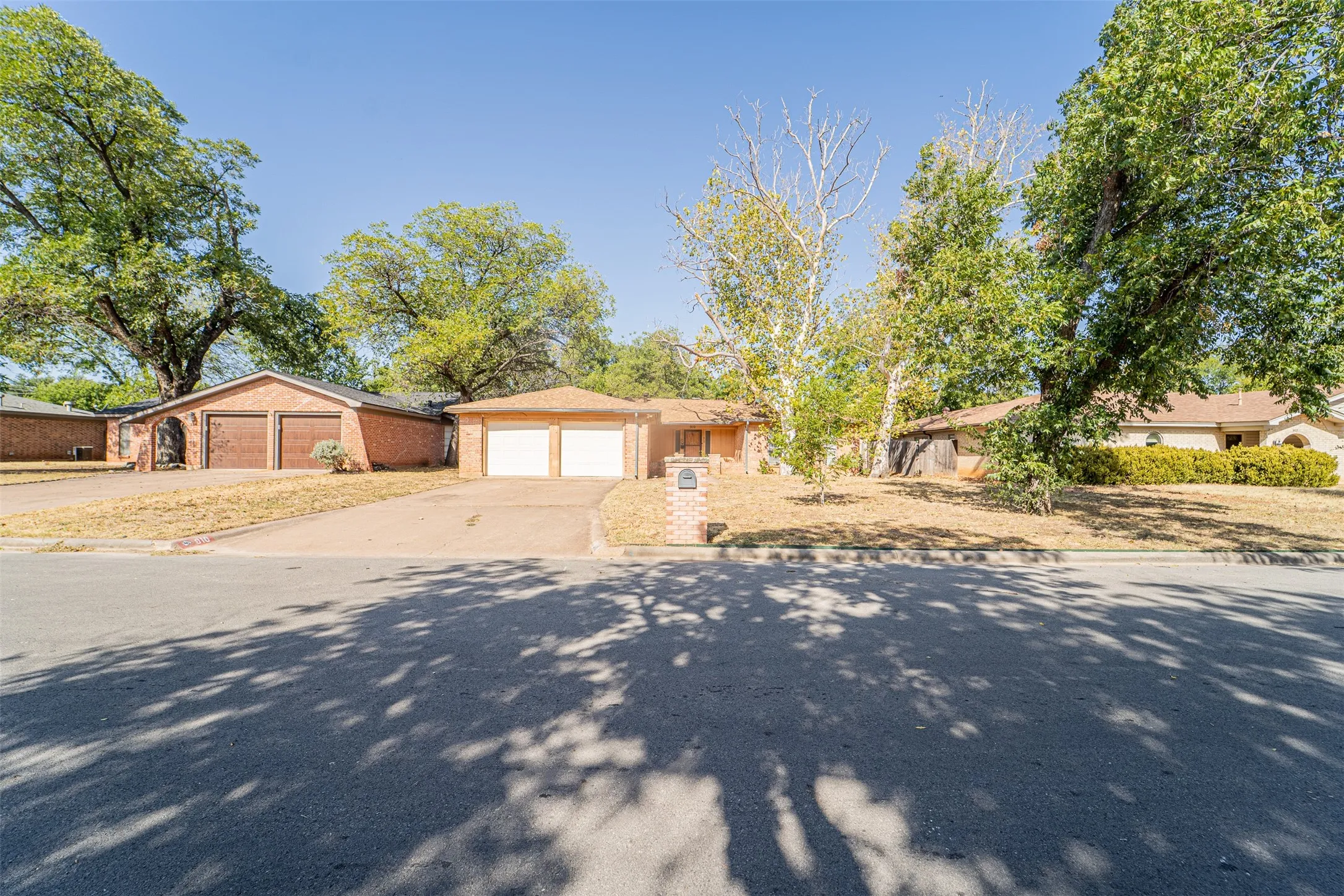 Single Family Residence For Sale in Taylor County , 910 Meander Street, Abilene, Texas 79602, 3 Bedroom, 2 Bathroom, 2 Garage spaces, 1,754 Sqft, built in 1974, mls#21387347, Real Estate Agent in Abilene, Homes For Sale in Taylor county, Homes For Sale in Abilene, Realtor in Abilene Texas, Real Estate Brokerage Independent Realty Texas, Luminita Cordes Realtor