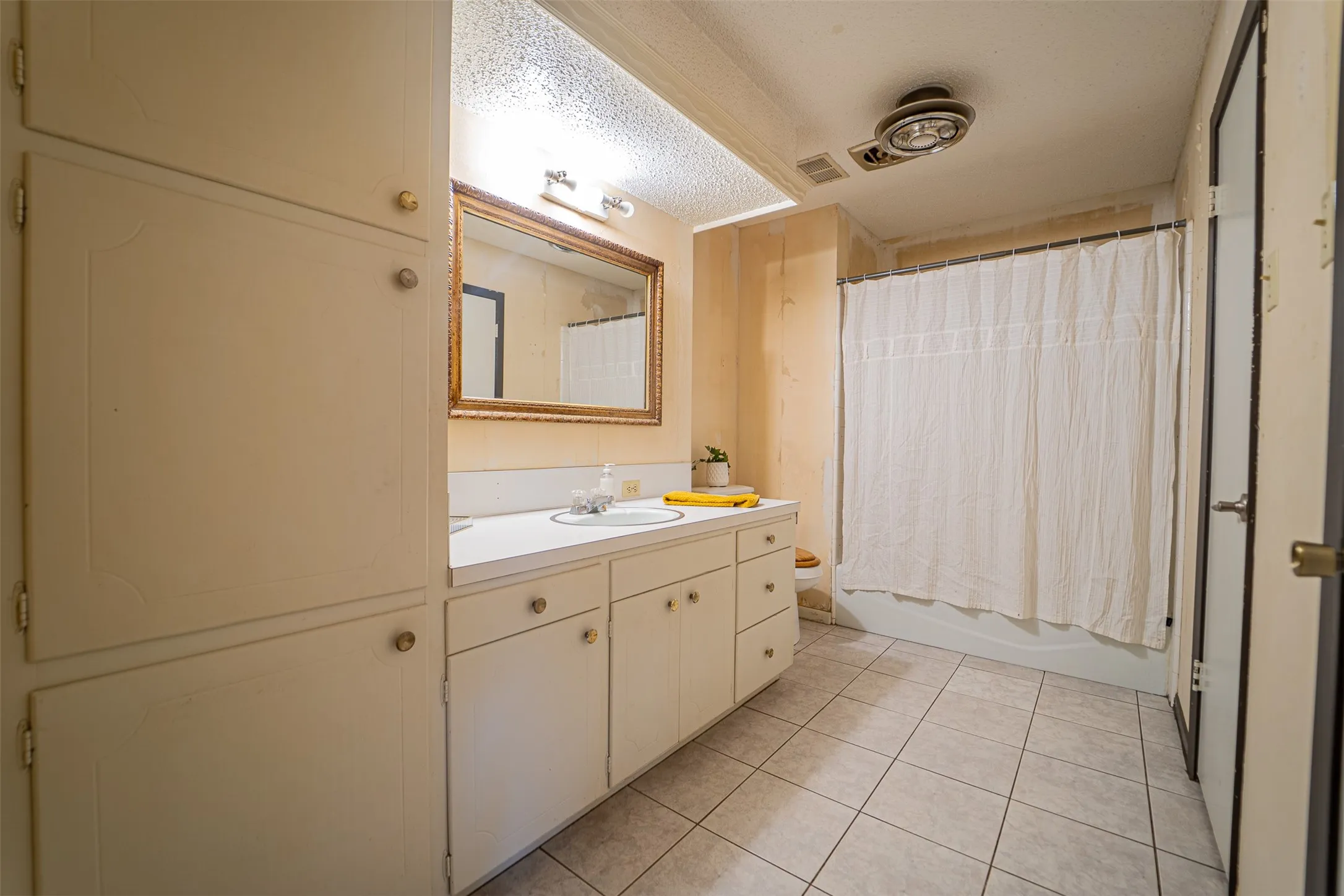 Single Family Residence For Sale in Taylor County , 910 Meander Street, Abilene, Texas 79602, 3 Bedroom, 2 Bathroom, 2 Garage spaces, 1,754 Sqft, built in 1974, mls#21387347, Real Estate Agent in Abilene, Homes For Sale in Taylor county, Homes For Sale in Abilene, Realtor in Abilene Texas, Real Estate Brokerage Independent Realty Texas, Luminita Cordes Realtor