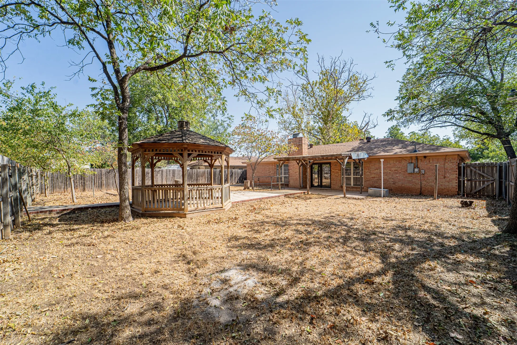 Single Family Residence For Sale in Taylor County , 910 Meander Street, Abilene, Texas 79602, 3 Bedroom, 2 Bathroom, 2 Garage spaces, 1,754 Sqft, built in 1974, mls#21387347, Real Estate Agent in Abilene, Homes For Sale in Taylor county, Homes For Sale in Abilene, Realtor in Abilene Texas, Real Estate Brokerage Independent Realty Texas, Luminita Cordes Realtor