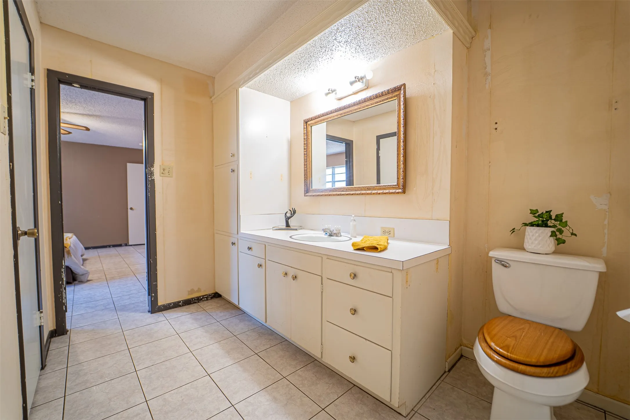 Single Family Residence For Sale in Taylor County , 910 Meander Street, Abilene, Texas 79602, 3 Bedroom, 2 Bathroom, 2 Garage spaces, 1,754 Sqft, built in 1974, mls#21387347, Real Estate Agent in Abilene, Homes For Sale in Taylor county, Homes For Sale in Abilene, Realtor in Abilene Texas, Real Estate Brokerage Independent Realty Texas, Luminita Cordes Realtor