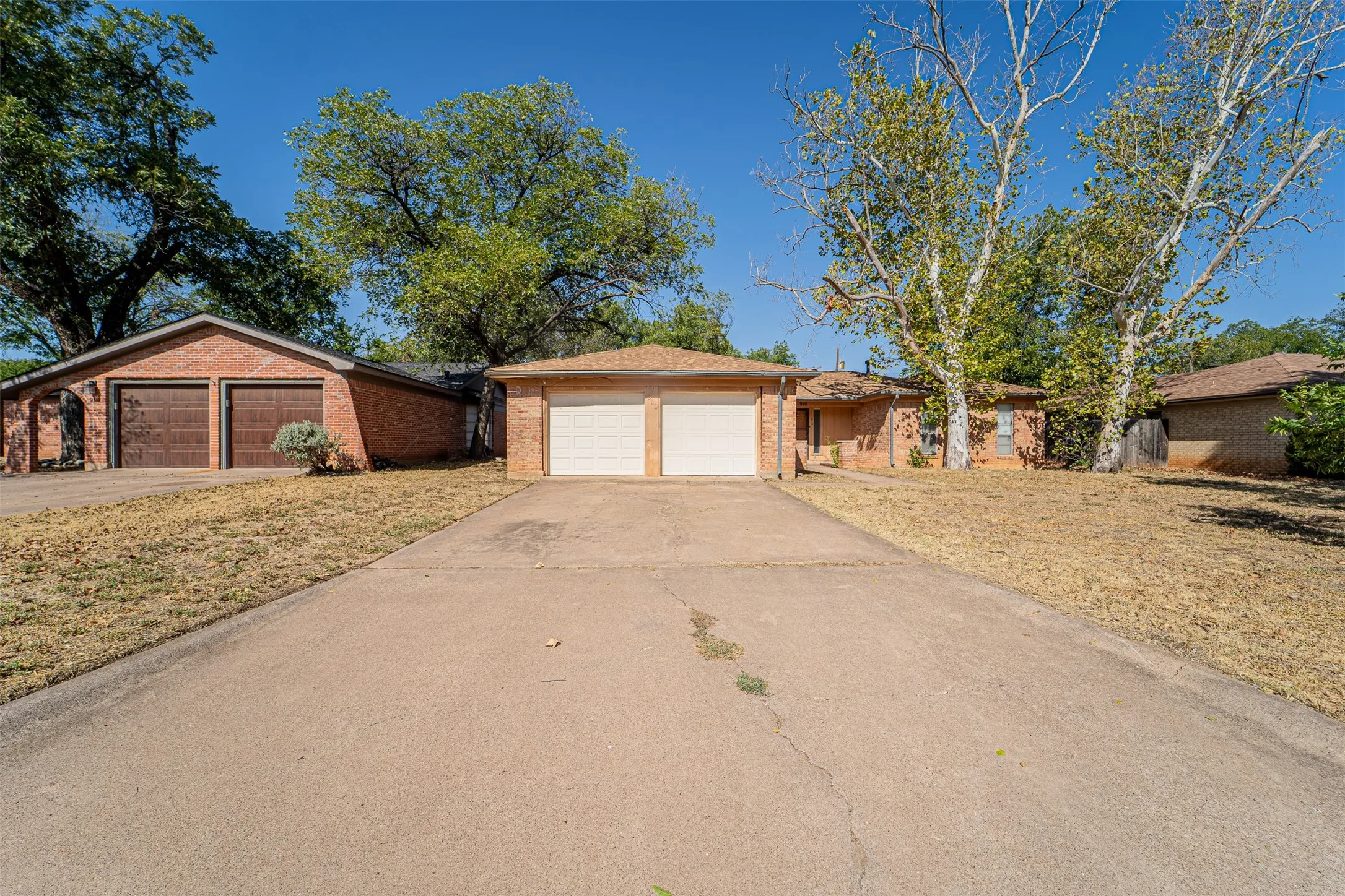Single Family Residence For Sale in Taylor County , 910 Meander Street, Abilene, Texas 79602, 3 Bedroom, 2 Bathroom, 2 Garage spaces, 1,754 Sqft, built in 1974, mls#21387347, Real Estate Agent in Abilene, Homes For Sale in Taylor county, Homes For Sale in Abilene, Realtor in Abilene Texas, Real Estate Brokerage Independent Realty Texas, Luminita Cordes Realtor