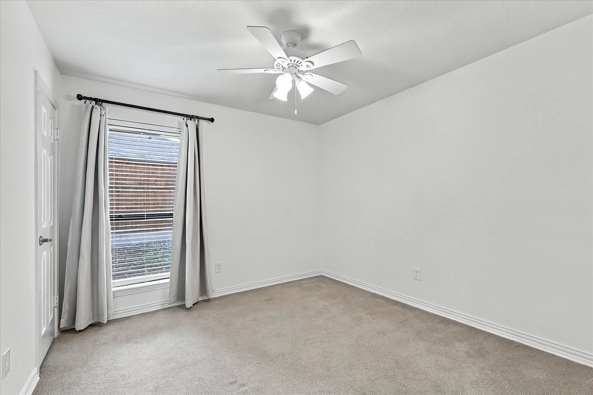 Single Family Residence For Sale in Tarrant County , 5104 Blue Sage Road, Fort Worth, Texas 76132, 4 Bedroom, 3 Bathroom, 2 Garage spaces, 2,517 Sqft, built in 1975, mls#21395042, Real Estate Agent in Fort Worth, Homes For Sale in Tarrant county, Homes For Sale in Fort Worth, Realtor in Fort Worth Texas, Real Estate Brokerage Independent Realty Texas, Luminita Cordes Realtor