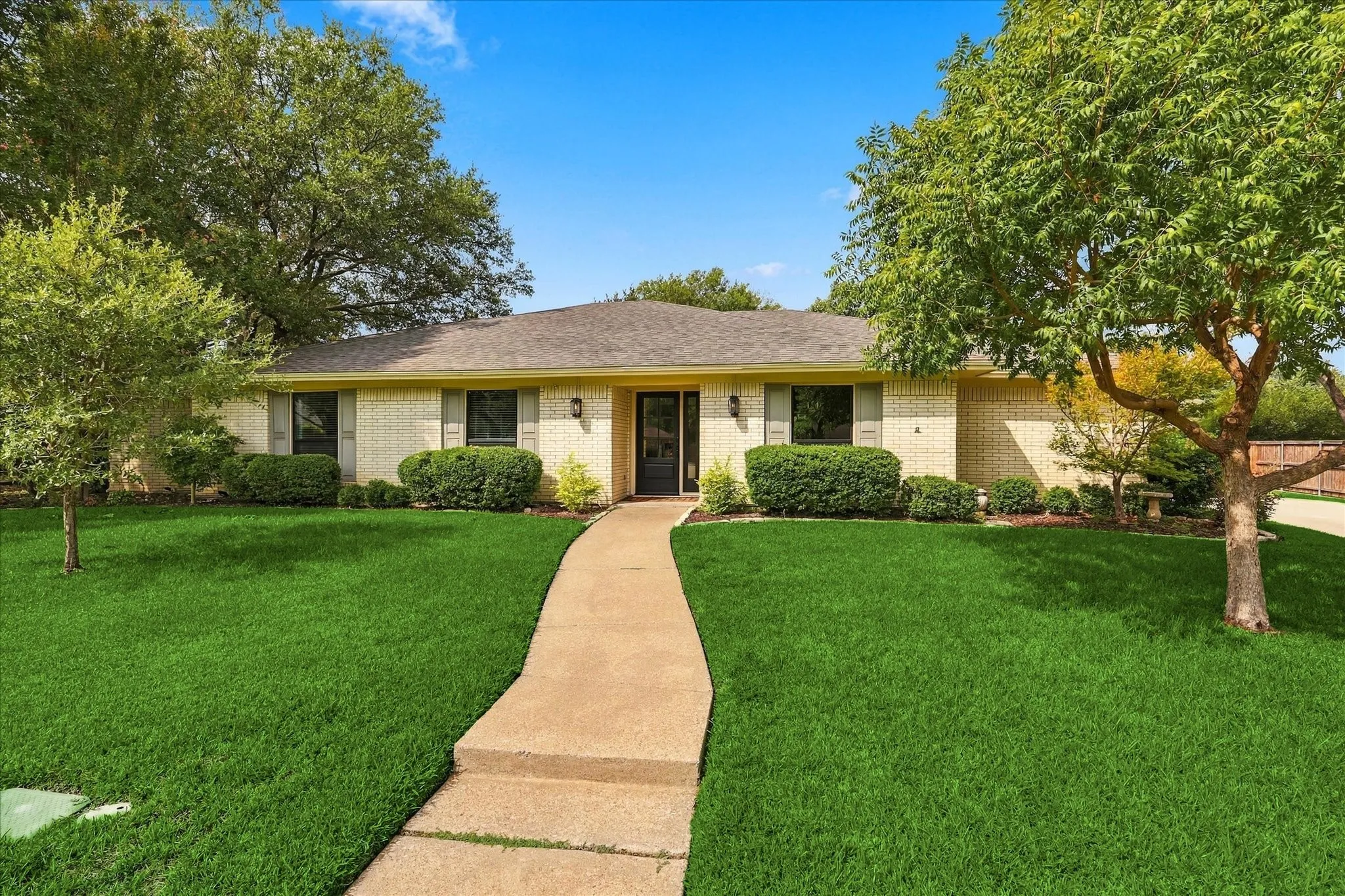 Single Family Residence For Sale in Tarrant County , 5104 Blue Sage Road, Fort Worth, Texas 76132, 4 Bedroom, 3 Bathroom, 2 Garage spaces, 2,517 Sqft, built in 1975, mls#21395042, Real Estate Agent in Fort Worth, Homes For Sale in Tarrant county, Homes For Sale in Fort Worth, Realtor in Fort Worth Texas, Real Estate Brokerage Independent Realty Texas, Luminita Cordes Realtor