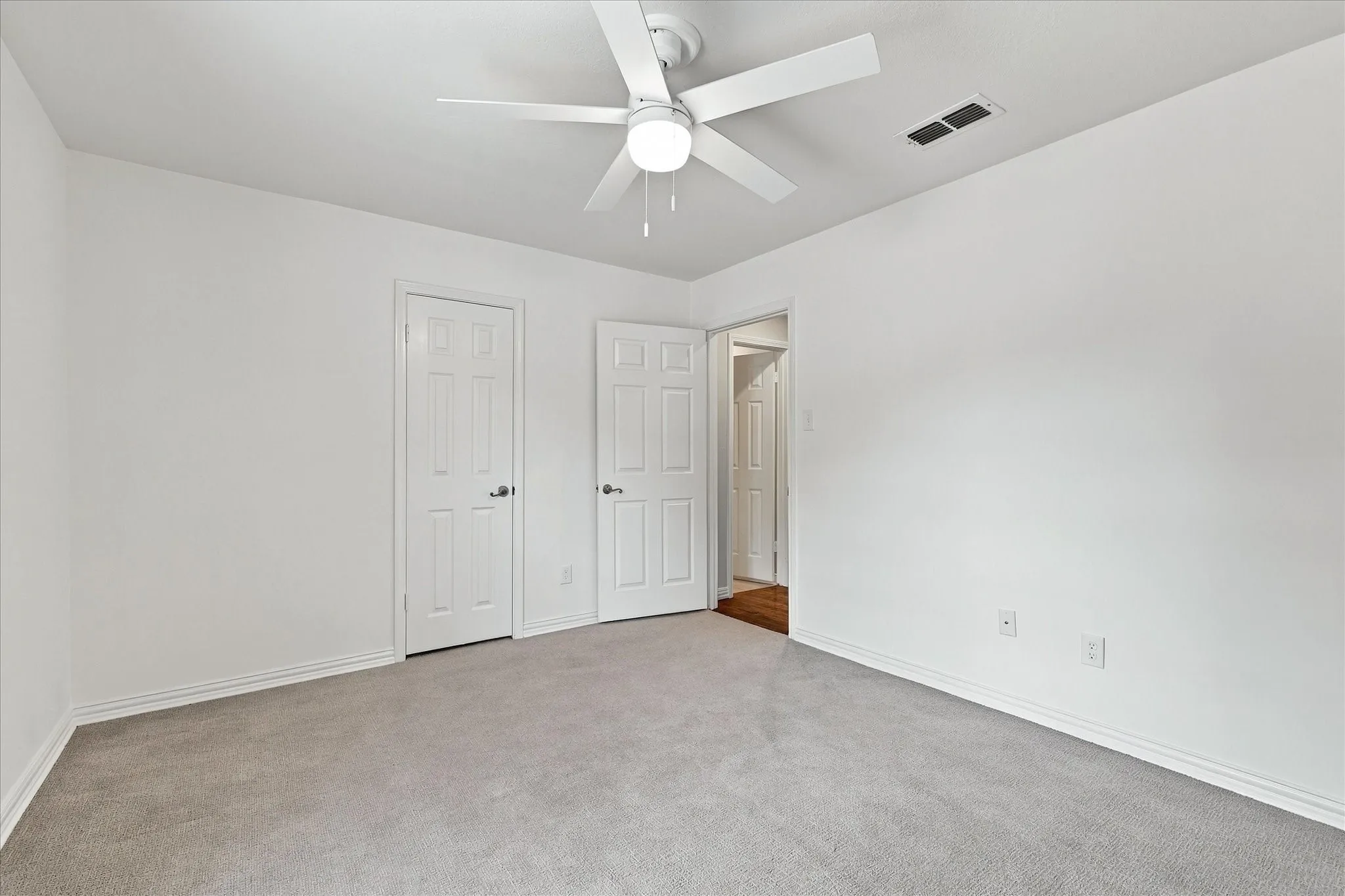 Single Family Residence For Sale in Tarrant County , 5104 Blue Sage Road, Fort Worth, Texas 76132, 4 Bedroom, 3 Bathroom, 2 Garage spaces, 2,517 Sqft, built in 1975, mls#21395042, Real Estate Agent in Fort Worth, Homes For Sale in Tarrant county, Homes For Sale in Fort Worth, Realtor in Fort Worth Texas, Real Estate Brokerage Independent Realty Texas, Luminita Cordes Realtor