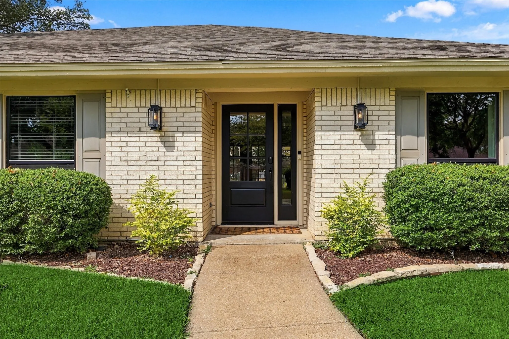 Single Family Residence For Sale in Tarrant County , 5104 Blue Sage Road, Fort Worth, Texas 76132, 4 Bedroom, 3 Bathroom, 2 Garage spaces, 2,517 Sqft, built in 1975, mls#21395042, Real Estate Agent in Fort Worth, Homes For Sale in Tarrant county, Homes For Sale in Fort Worth, Realtor in Fort Worth Texas, Real Estate Brokerage Independent Realty Texas, Luminita Cordes Realtor
